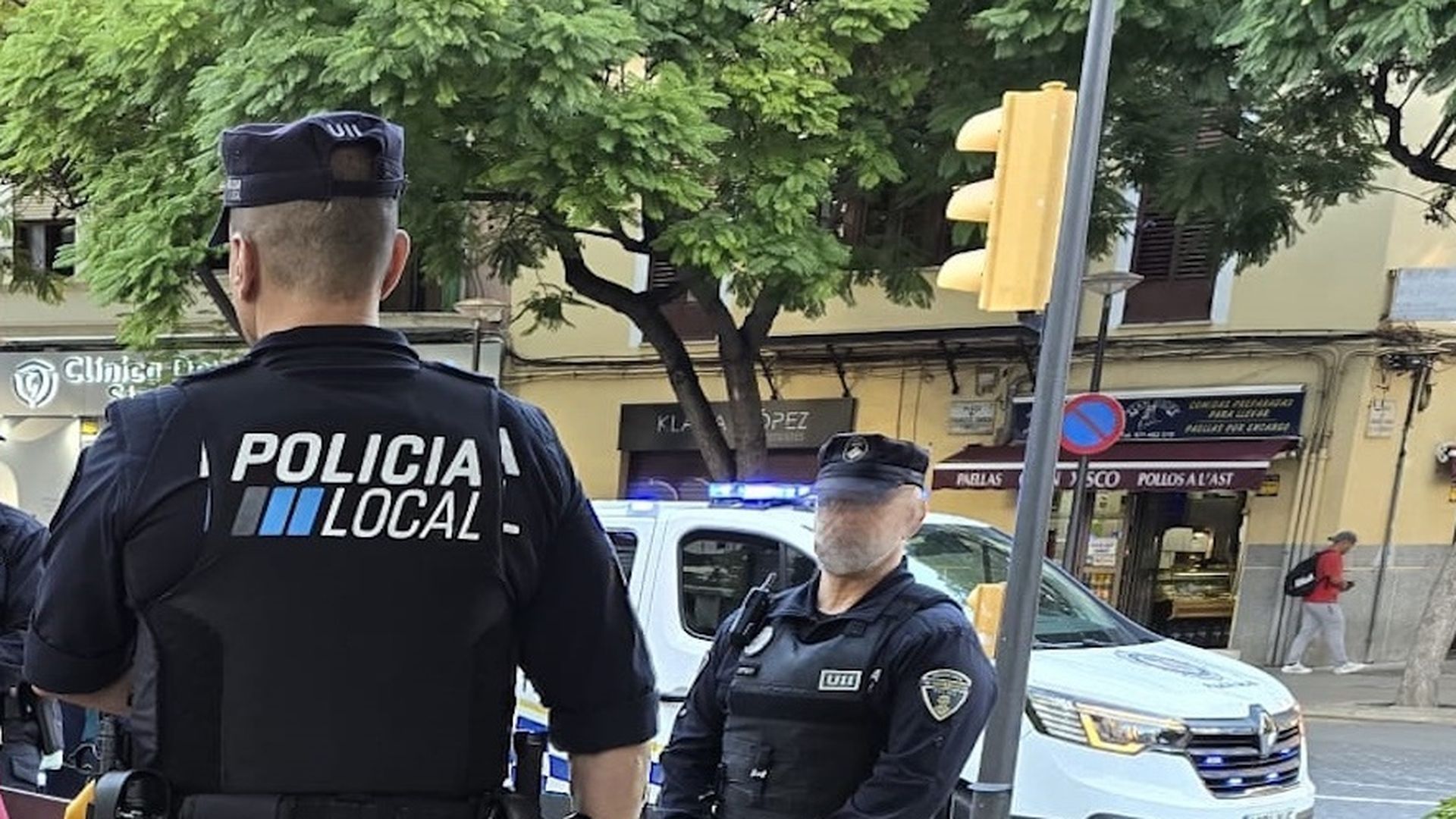 EuropaPress_7108285_agentes_policia_local_palma_plaza_columnas