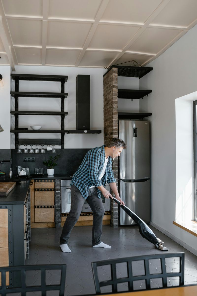 Hombre pasando la aspiradora