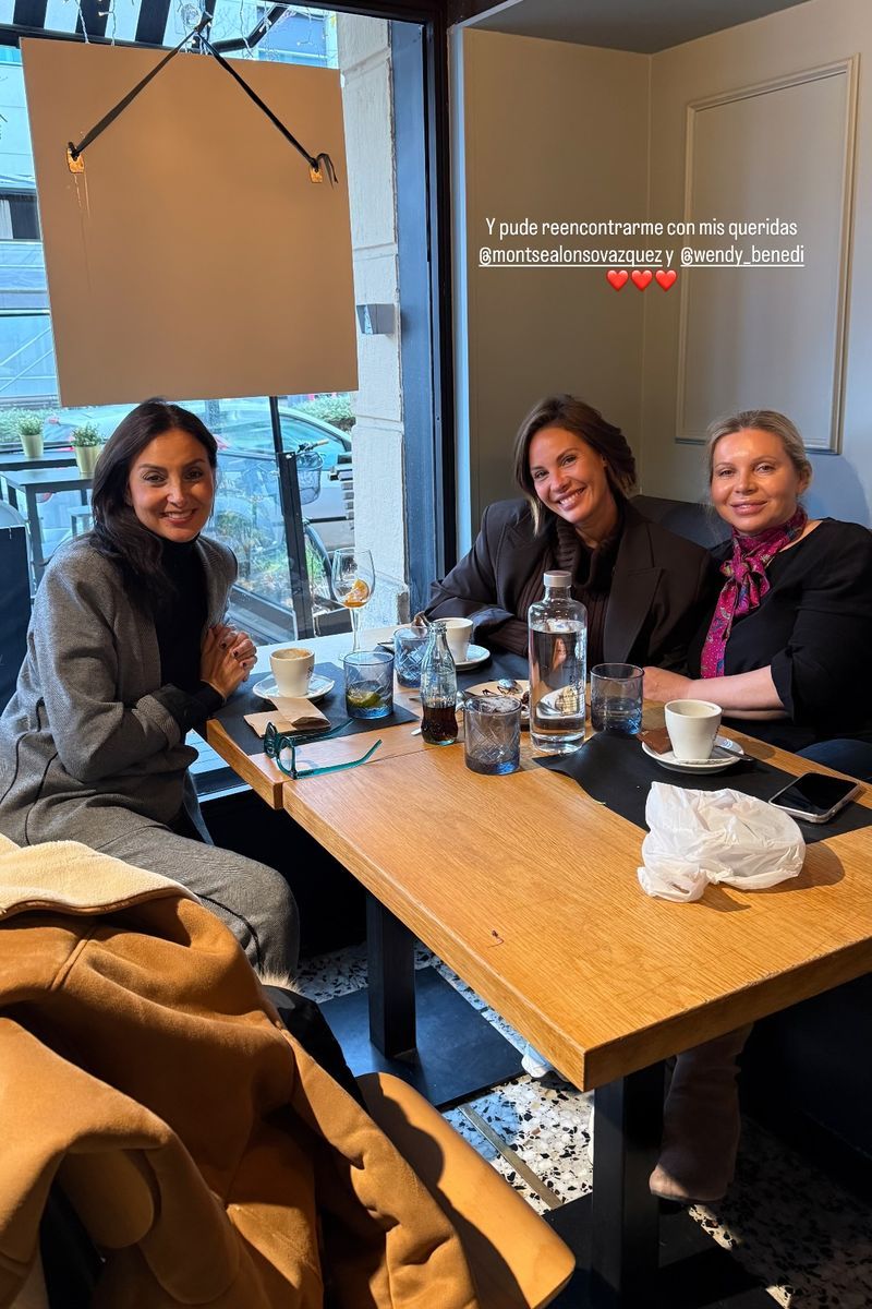 Jessica Bueno se reúne con sus amigas durante su visita exprés a Bilbao