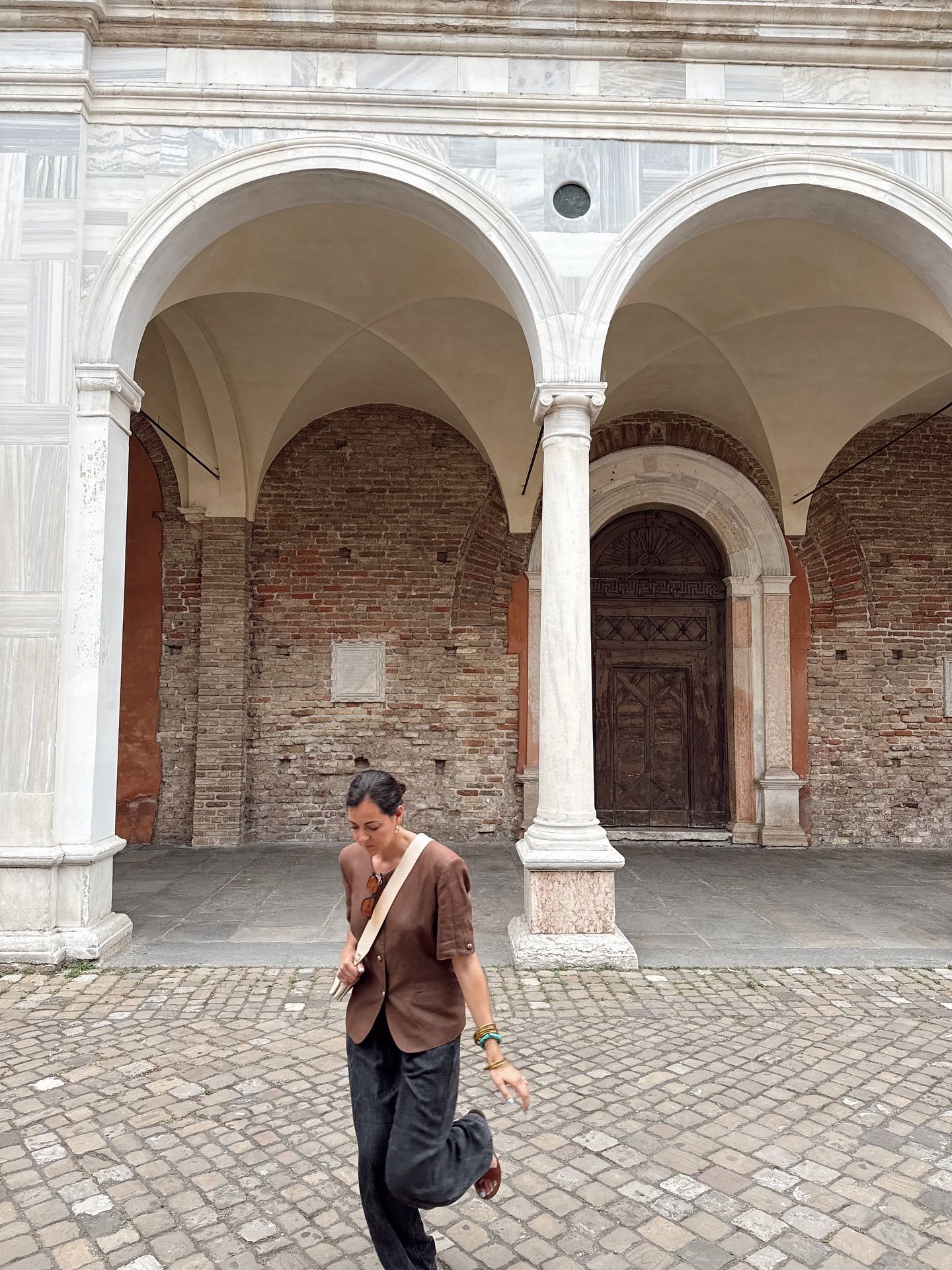 La estilista Paloma Herce con un conjunto de moda vintage