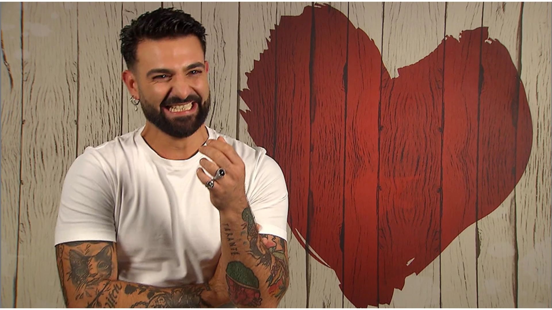 La indirecta de un italiano en ‘First Dates’ al escuchar que su cita sabe cocinar: “Los que son buenos en la cocina lo son en otro lugar” La indirecta de un italiano en ‘First Dates’ al escuchar que su cita sabe cocinar: “Los que son buenos en la cocina lo son en otro lugar”