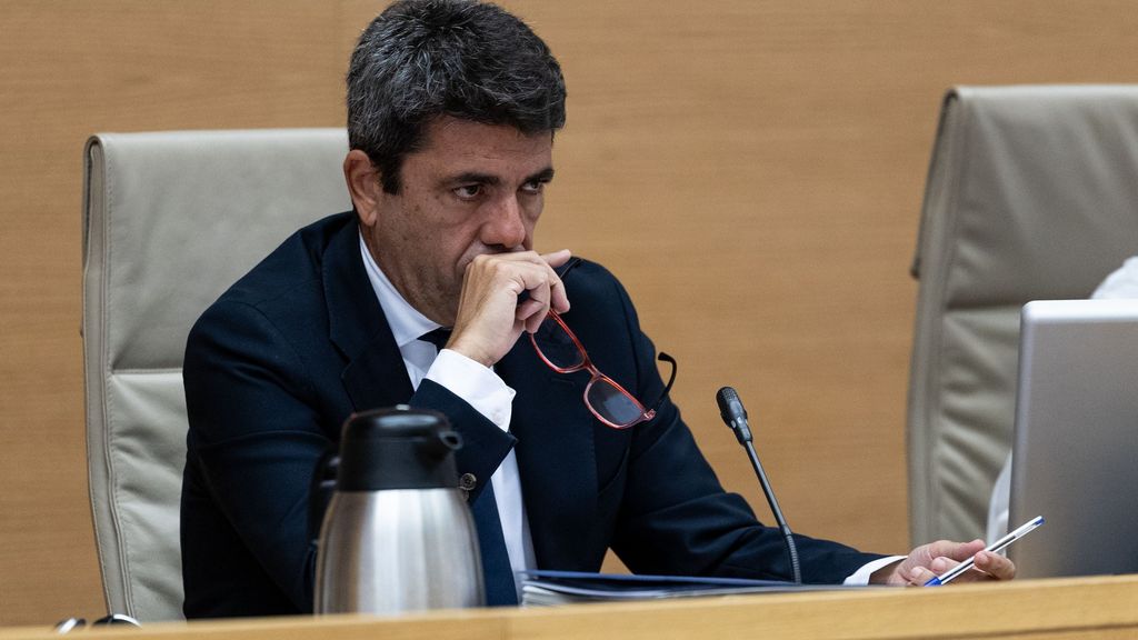 El equipo de Mazón le despide con La Perla de Rosalía, pero se arrepienten