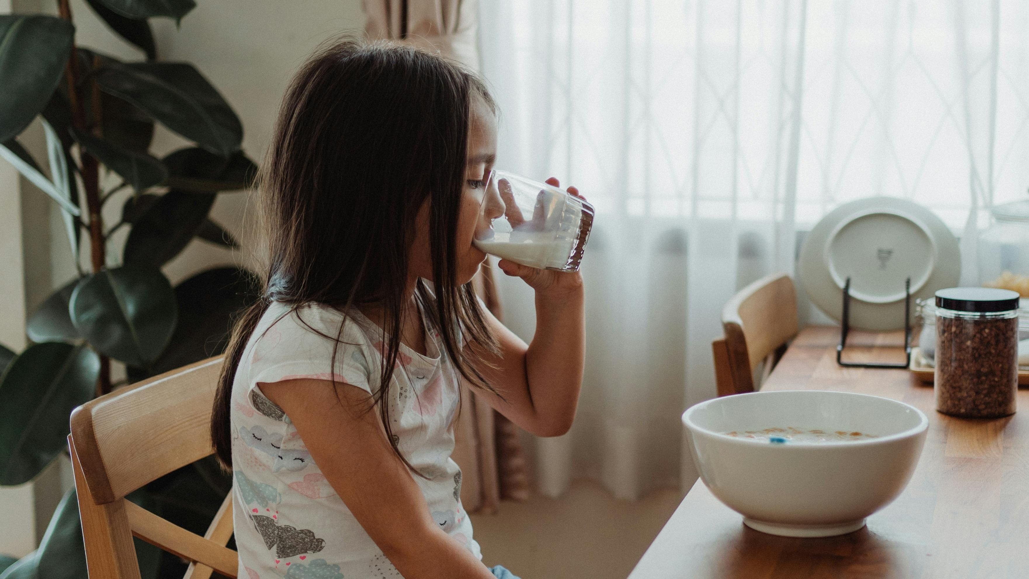 La leche ayuda a dormir y estimula la hormona del crecimiento. FUENTE: Pexels