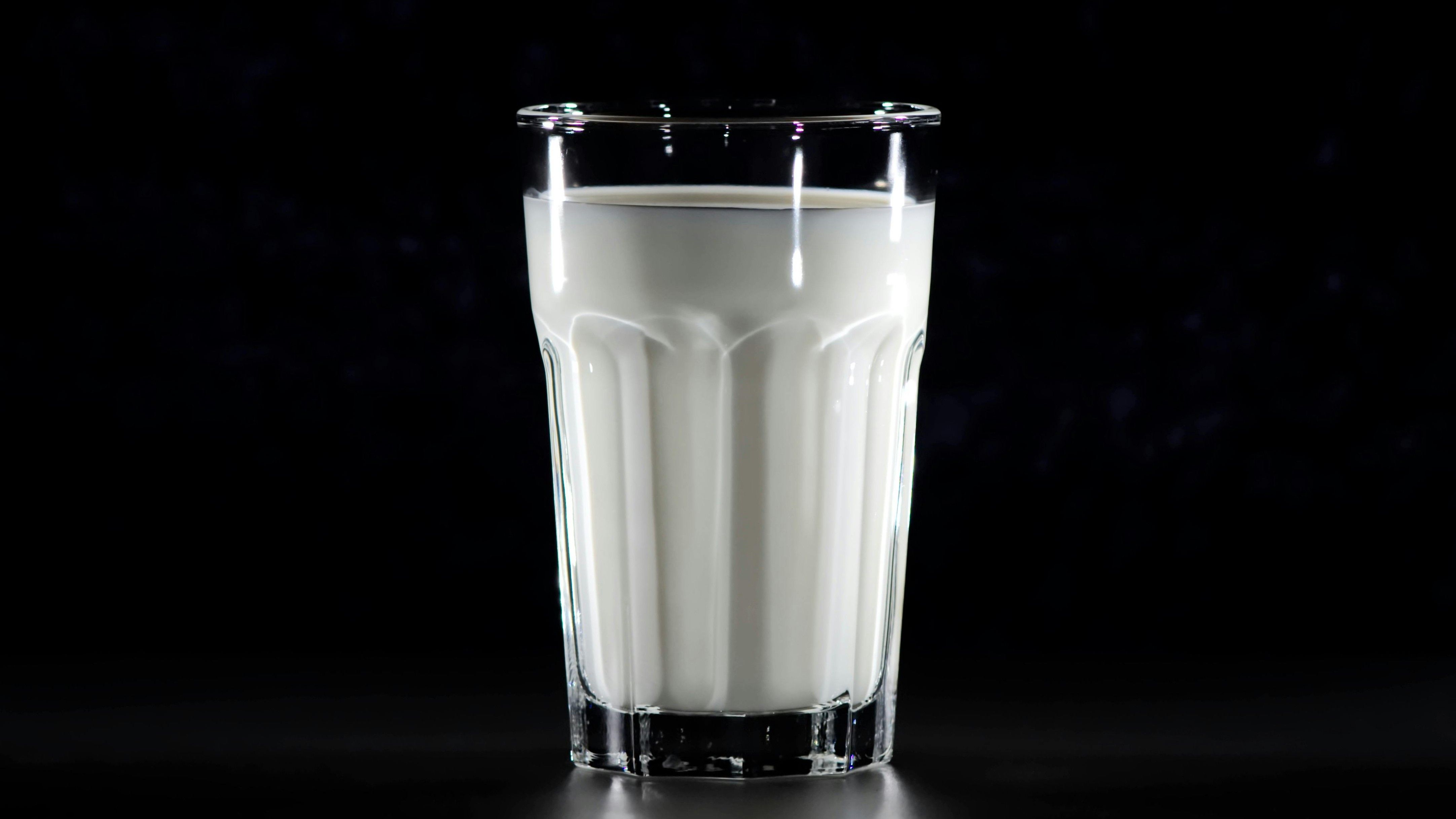 La leche es muy rica en calcio, necesario para el desarrollo de huesos y músculos. FUENTE: Pexels