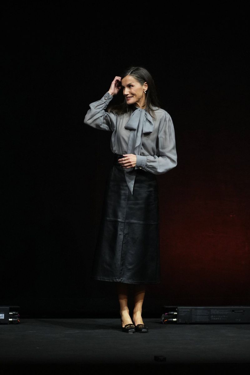 Letizia con una blusa con lazada al cuello