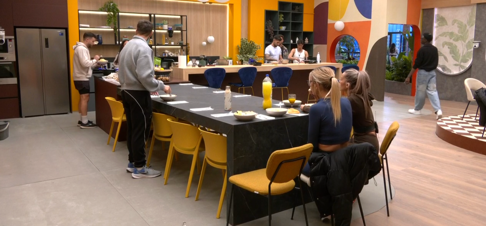 Los concursantes almorzando