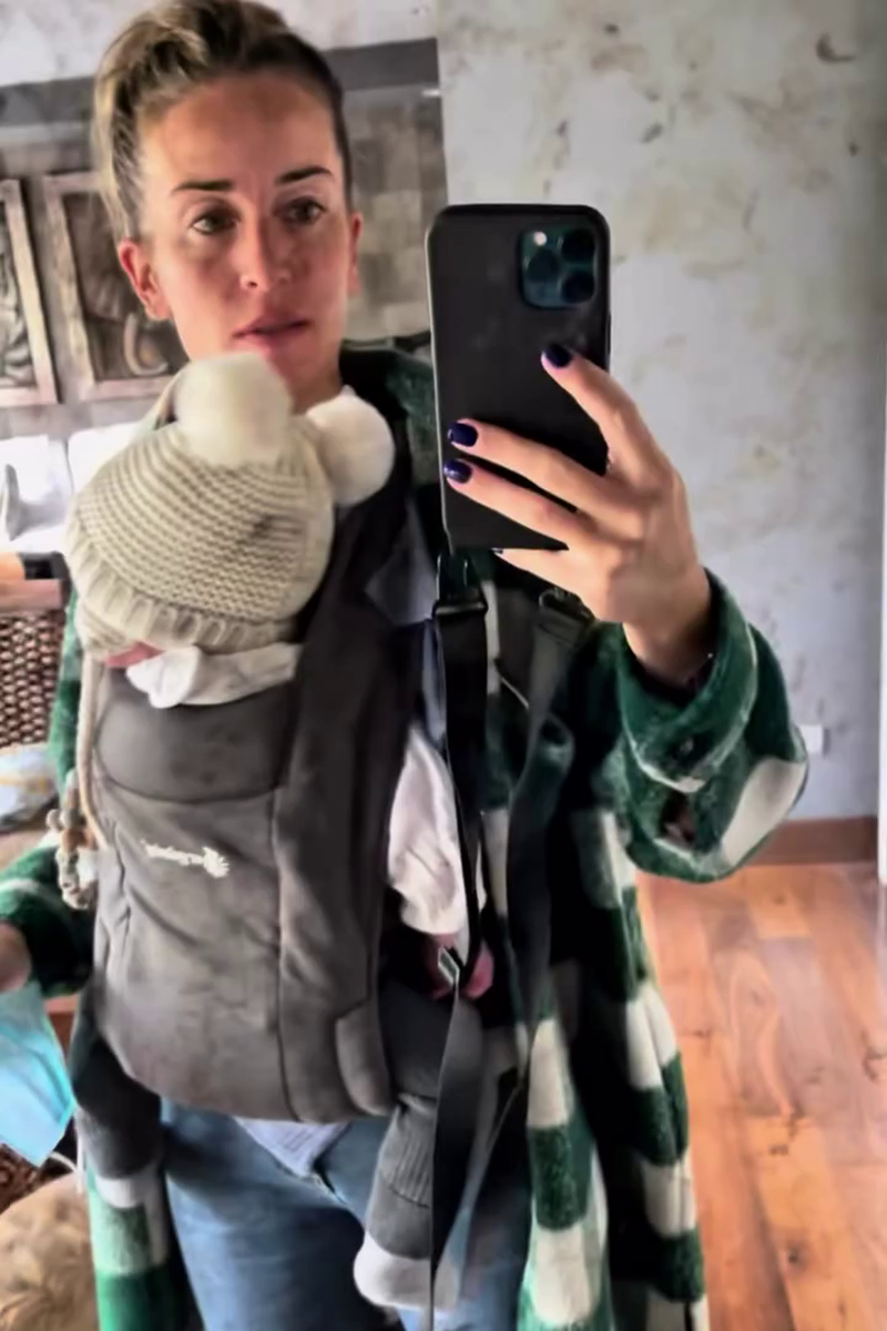 Marta Castro comparte una imagen llevando a su hijo Hugo en la mochila de porteo