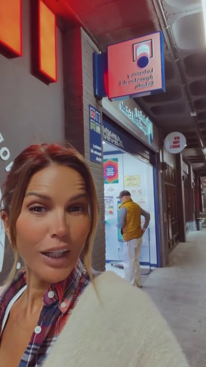 Marta López, saliendo de una administración de Loterías