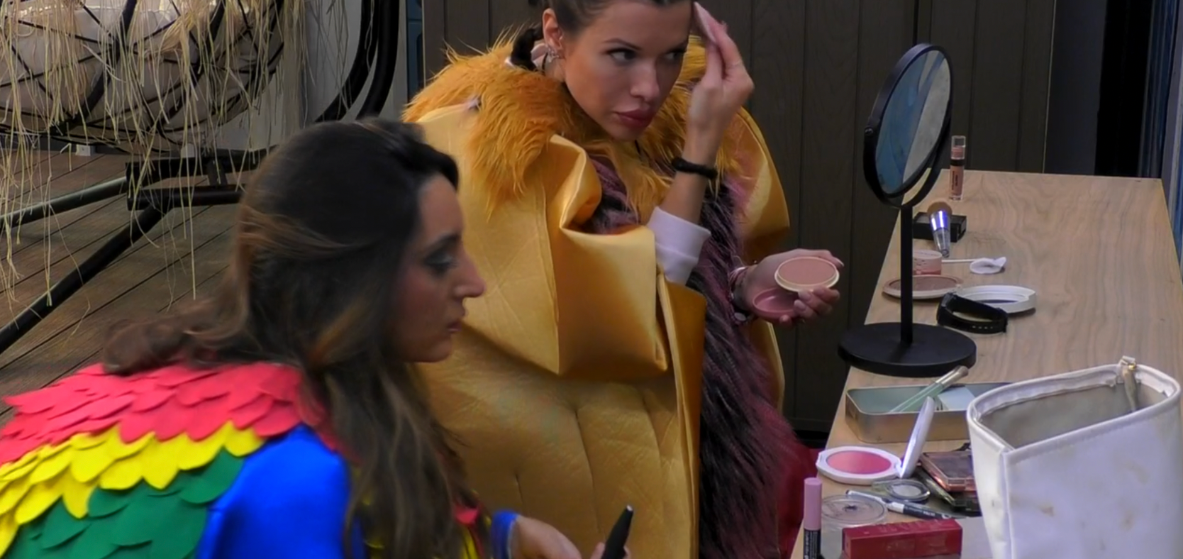 Patricia y Paula maquillándose en la pajarería