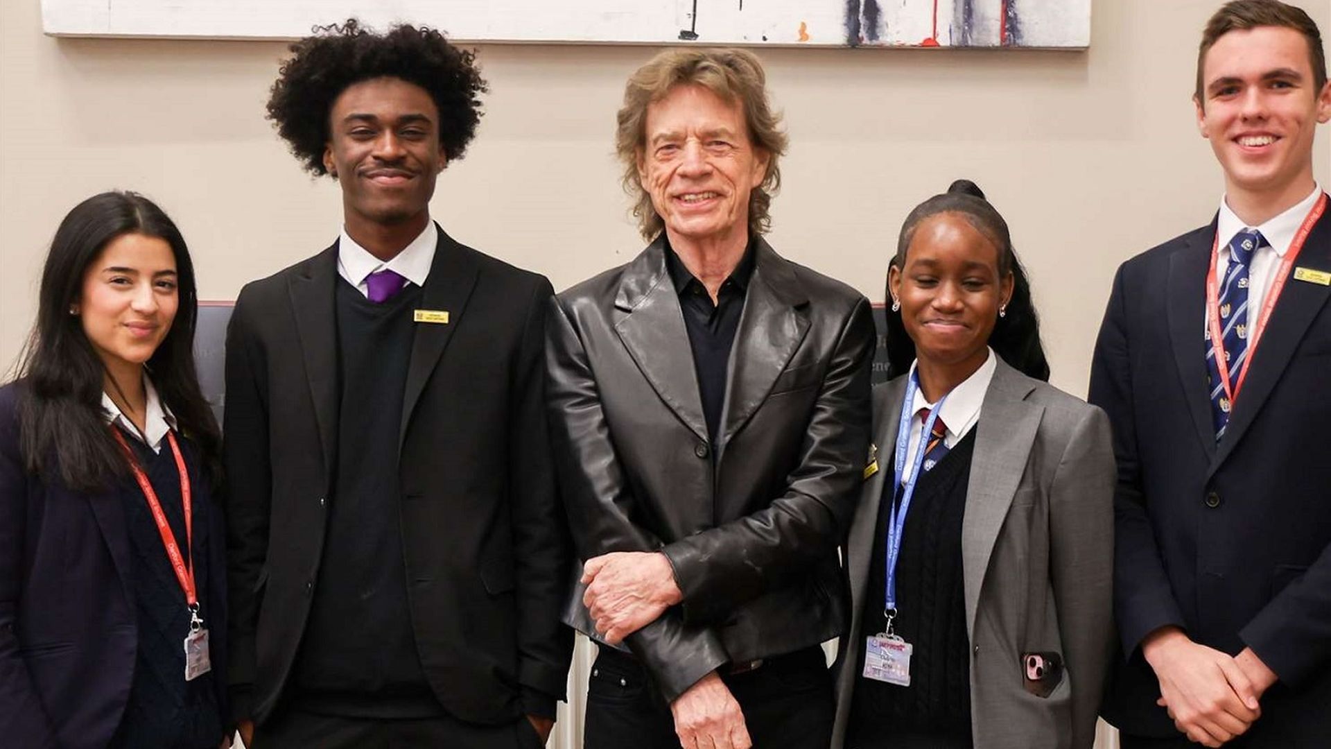 Un momento de la visita de Mick Jagger a su antigua escuela