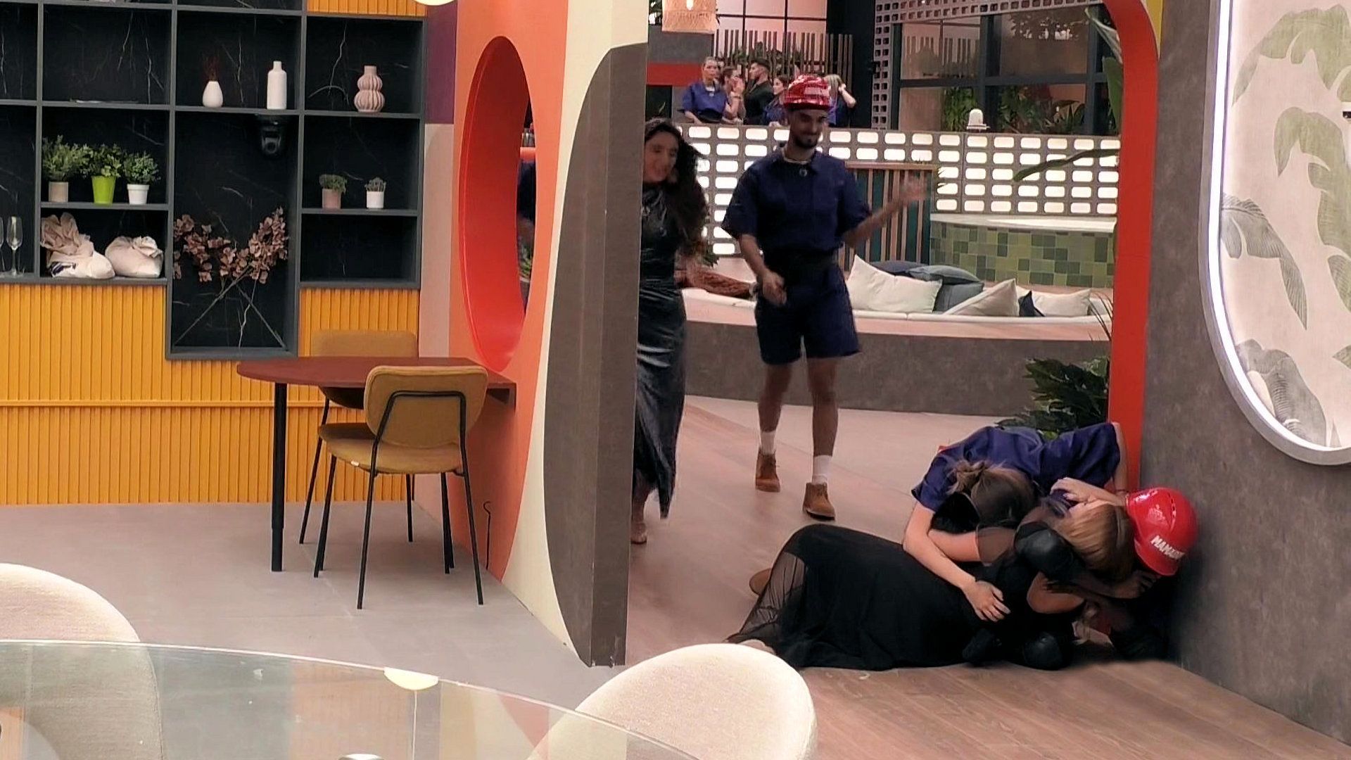 Abrazando a Belén en el suelo a su regreso de la sala de expulsiones