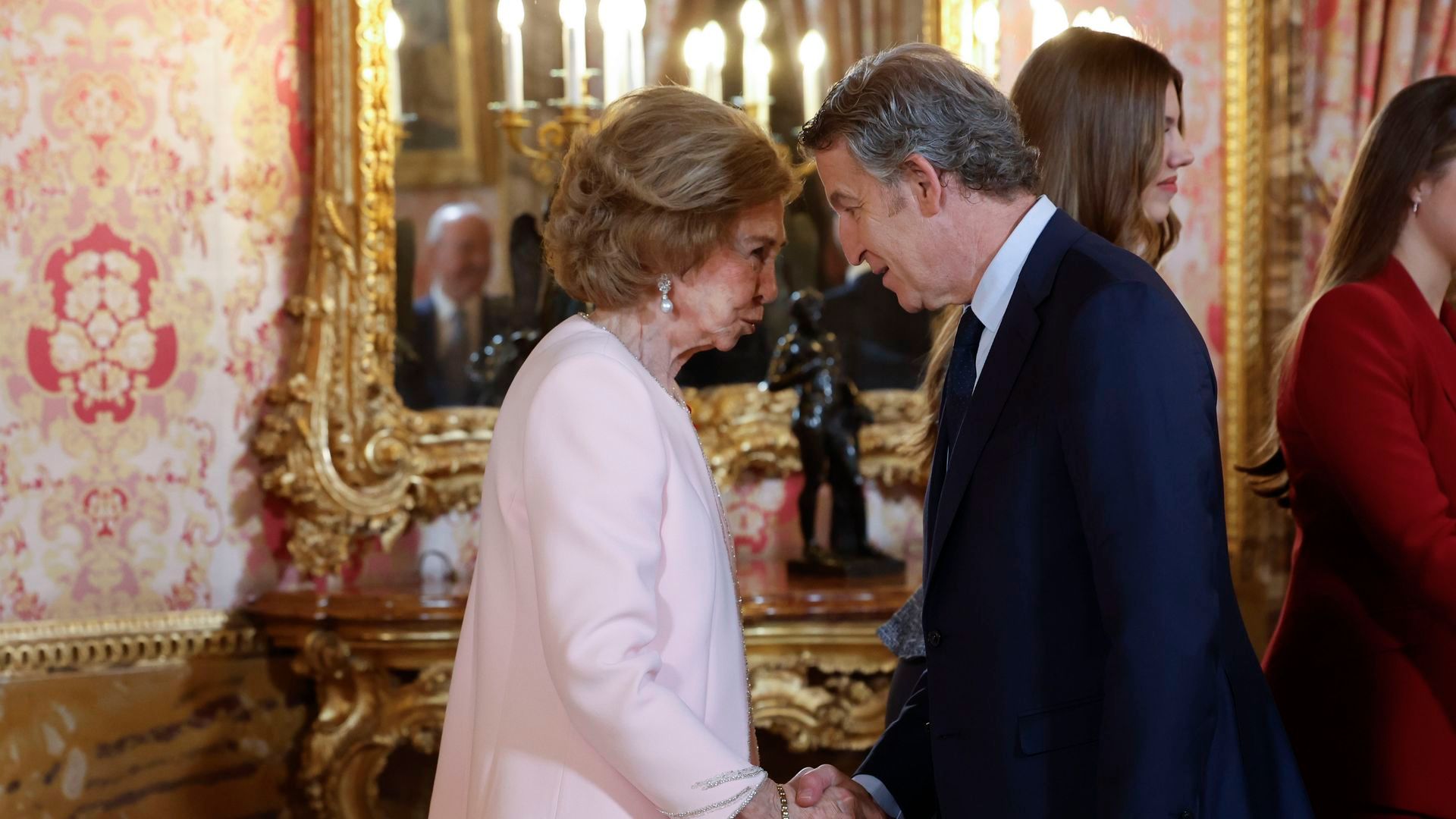 Alberto Núñez Feijóo saluda a la reina Sofía en el besamanos en el Palacio Real