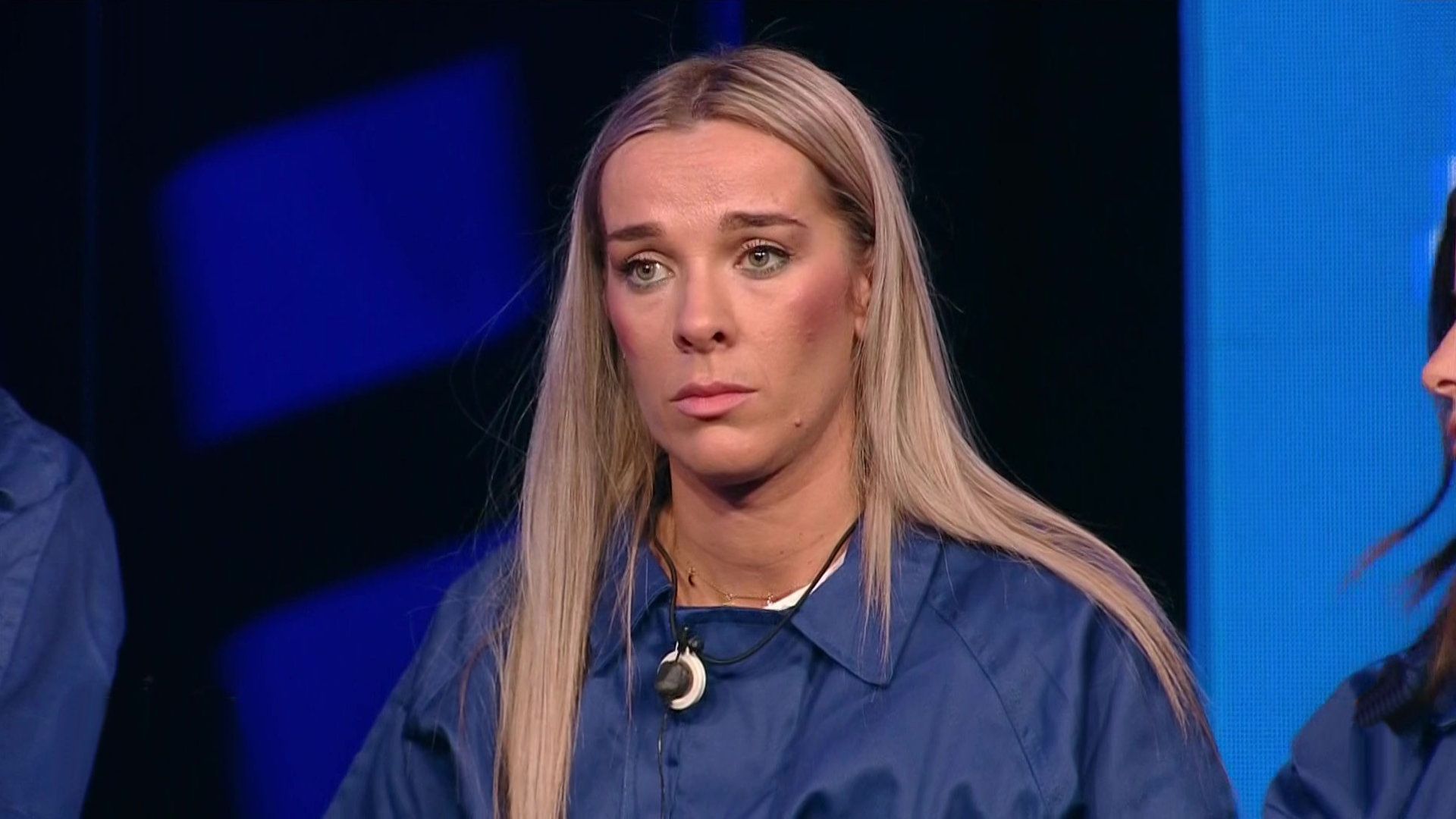 Almudena defiende su poco valiente postura