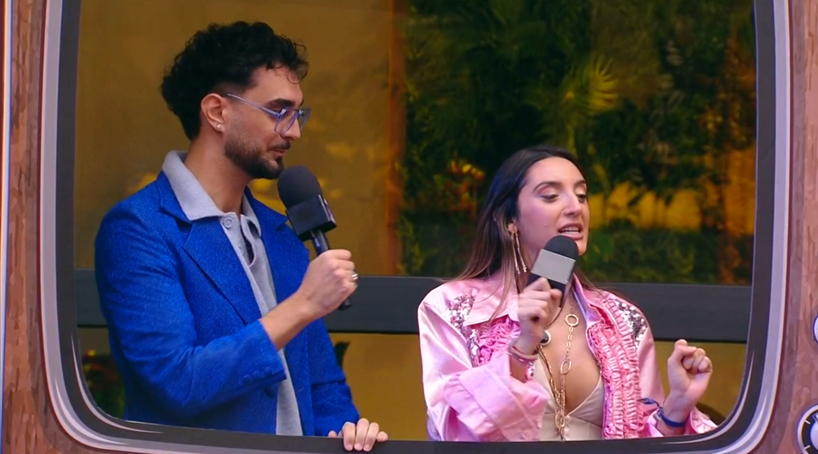 Aquilino y Paula dando el parte informativo