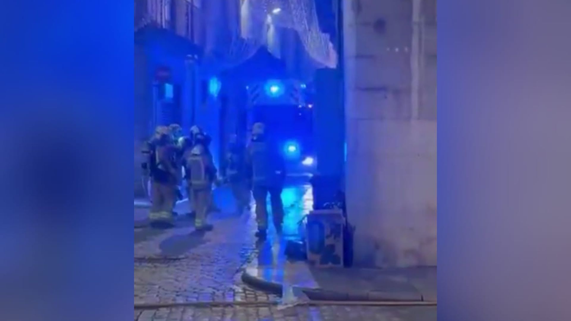 Bomberos trabajando en el fuego del restaurante Normal de Girona