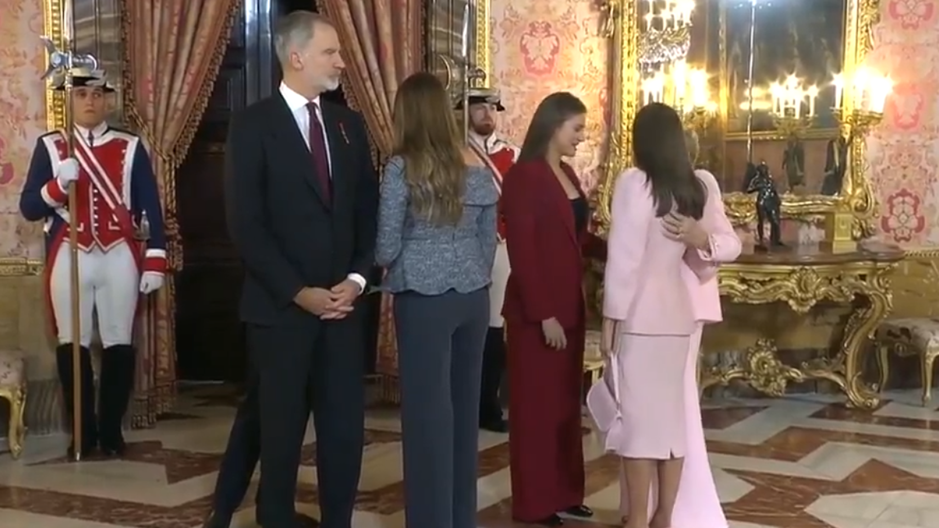 La broma cómplice de la princesa Leonor a la reina Sofía en la entrega del Toisón de Oro