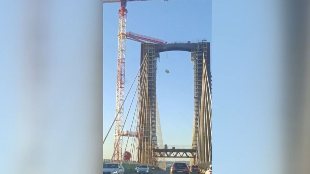 Cae desde gran altura un aseo portátil de la obra del Puente del Centenario de Sevilla