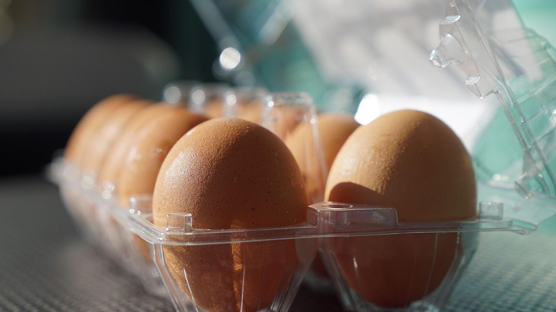 Caja con huevos de gallina