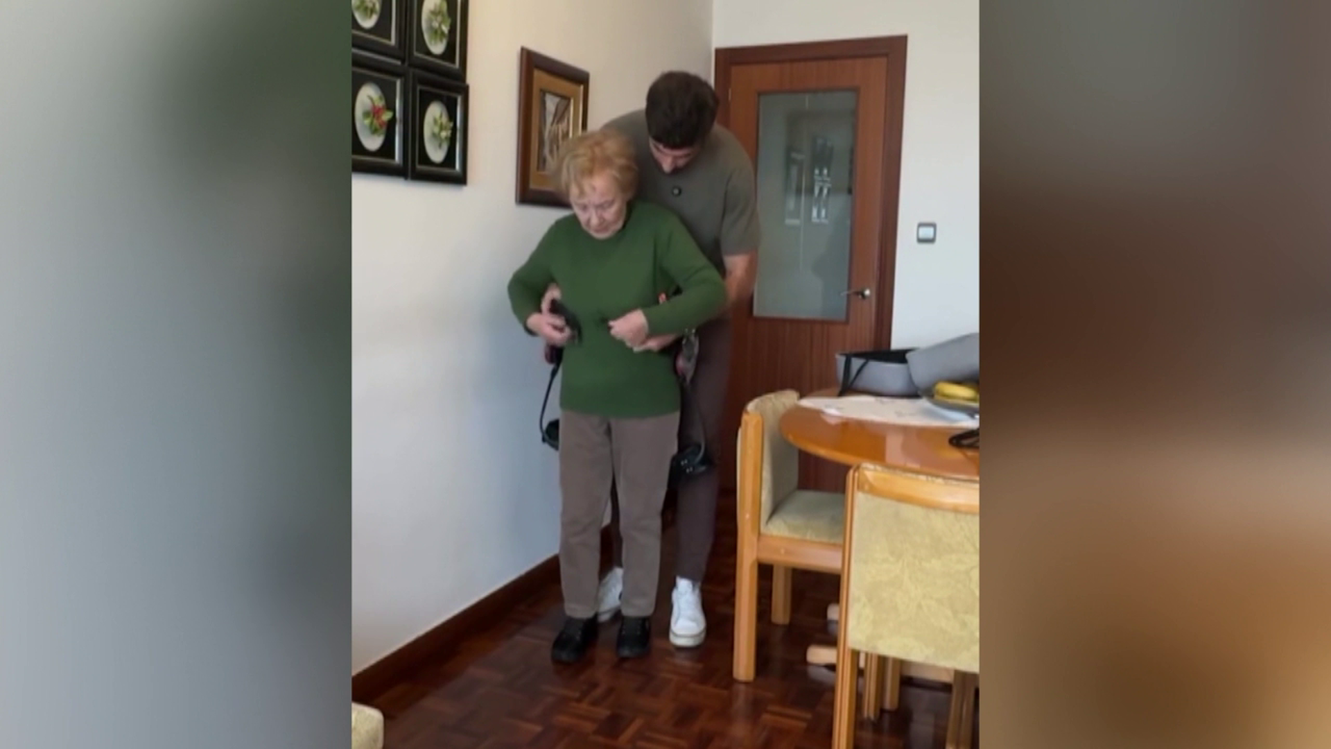 Carlos Martínez, el joven que ha conseguido crear un exoesqueleto con el que Mary, mujer que le cuidó, vuelva a andar sin dolor: “Ella me enseñó a dar mis primeros pasos"