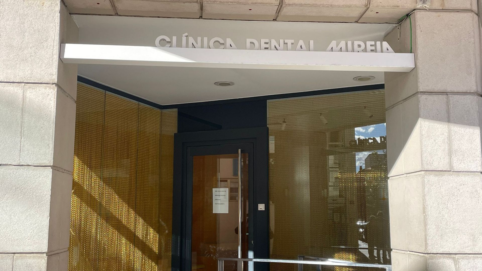 Clínica dental de Alzira en la que fue tratada una niña de seis años que falleció y otra de cuatro que fue hospitalizada