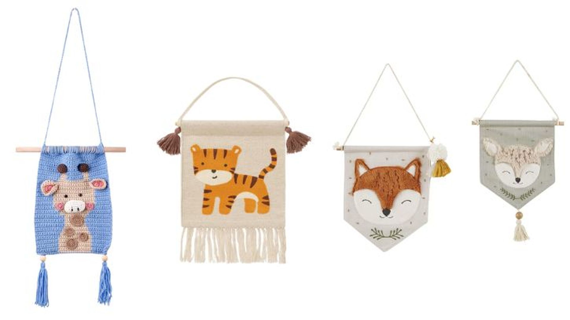 De izda. a dcha.: Tapiz decorativo Zambia Kids, de Sklum (12,95€). Tapiz de león, de Westwing (39,99€). Set de 2 banderines de animales, de Maison du Monde (18,15€).