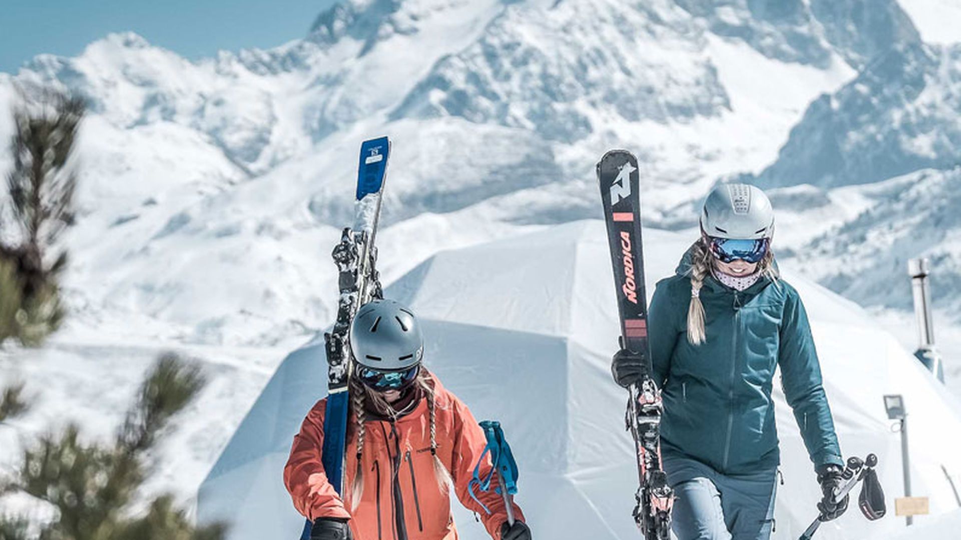 Deportistas en la nieve