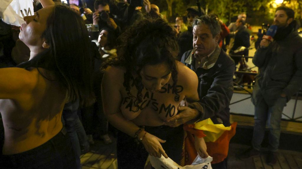 Tocan los pechos a activistas a las puertas de una misa por Franco