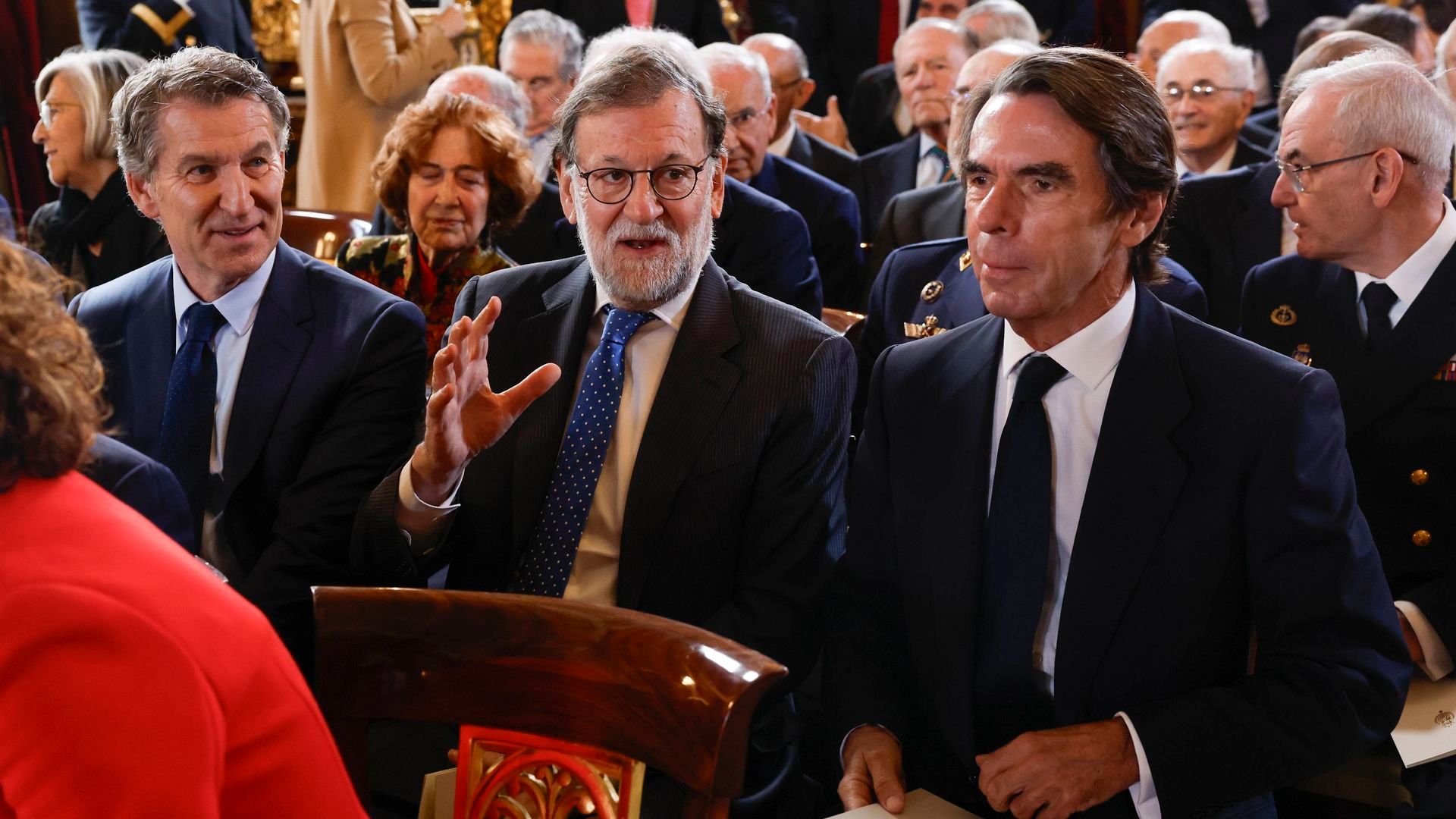 El ex presidente José María Aznar, el ex presidente Mariano Rajoy, y el líder del PP Alberto Nuñez Feijóo