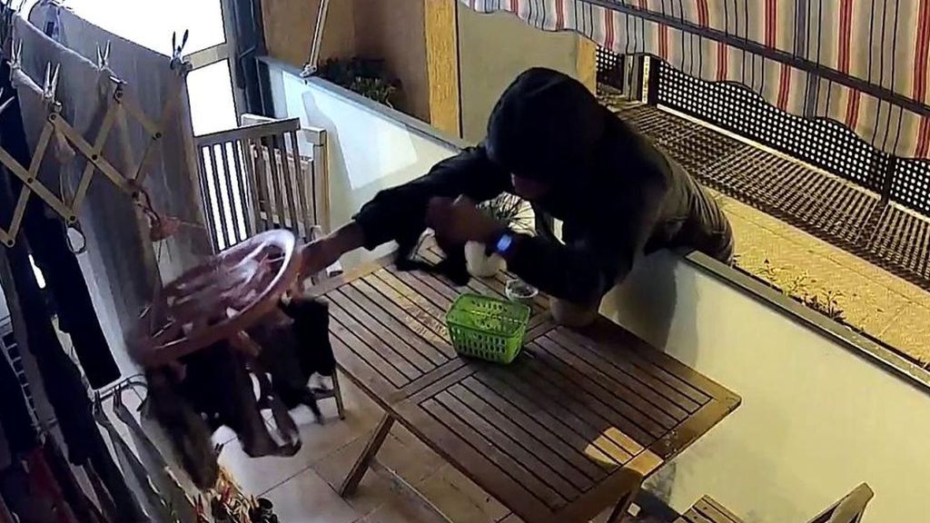 El miedo y el asco de Laia y Abril: un individuo les roba la ropa interior de noche