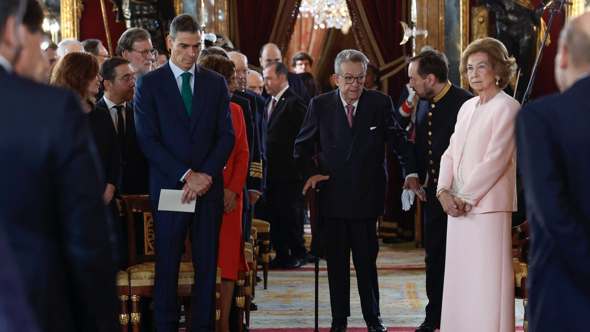 El presidente del Gobierno Pedro Sánchez, la reina Sofía y el padre de la Constitución Miguel Herrero de Miñón