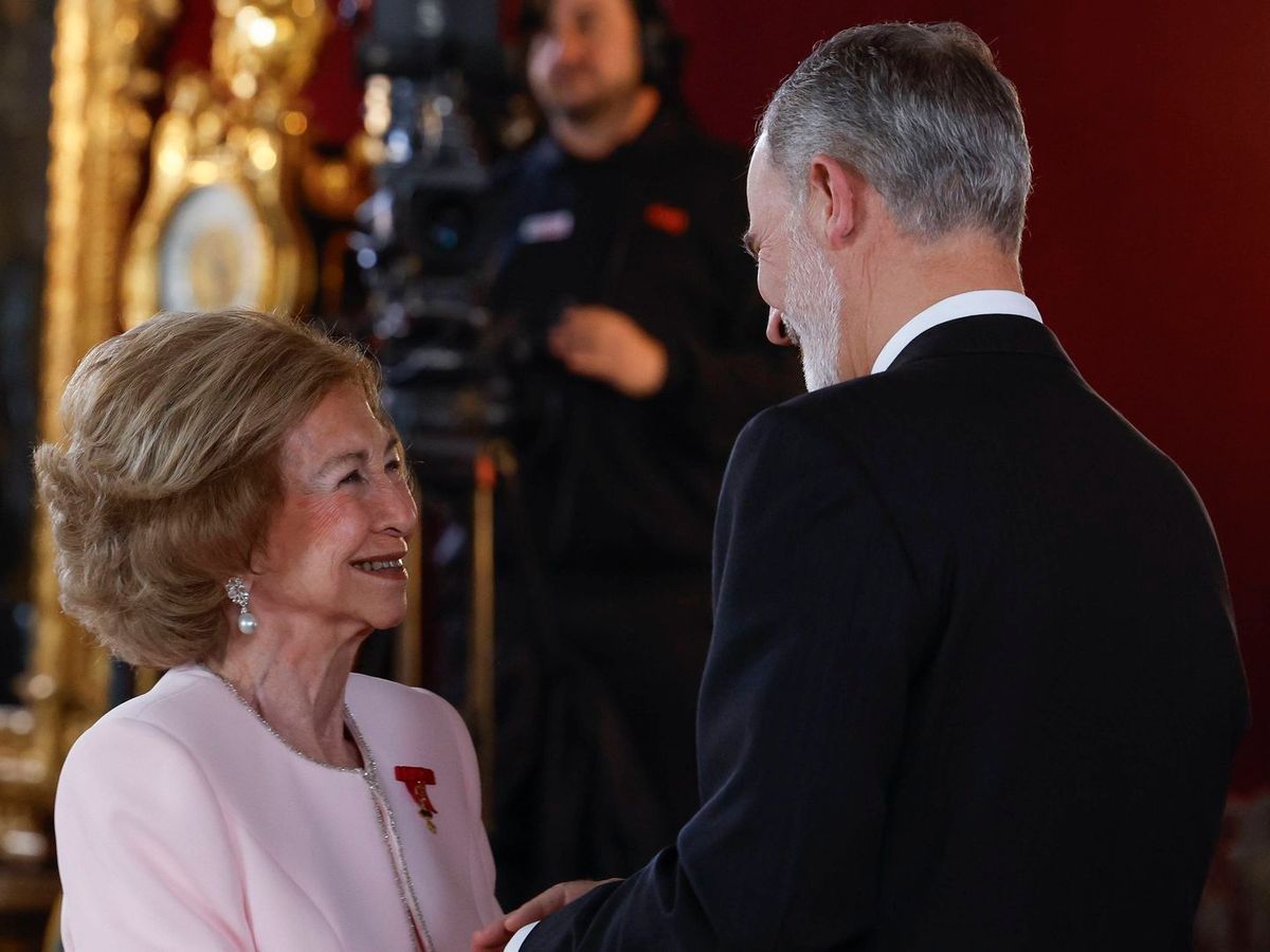 El rey Felipe, a su madre, la reina Sofía al entregarle el Toisón de Oro: "Has apoyado con convicción al rey Juan Carlos, mi padre"