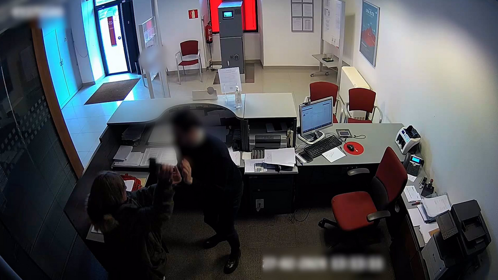 Así robó el detenido 44.000 euros en un banco de Camariñas
