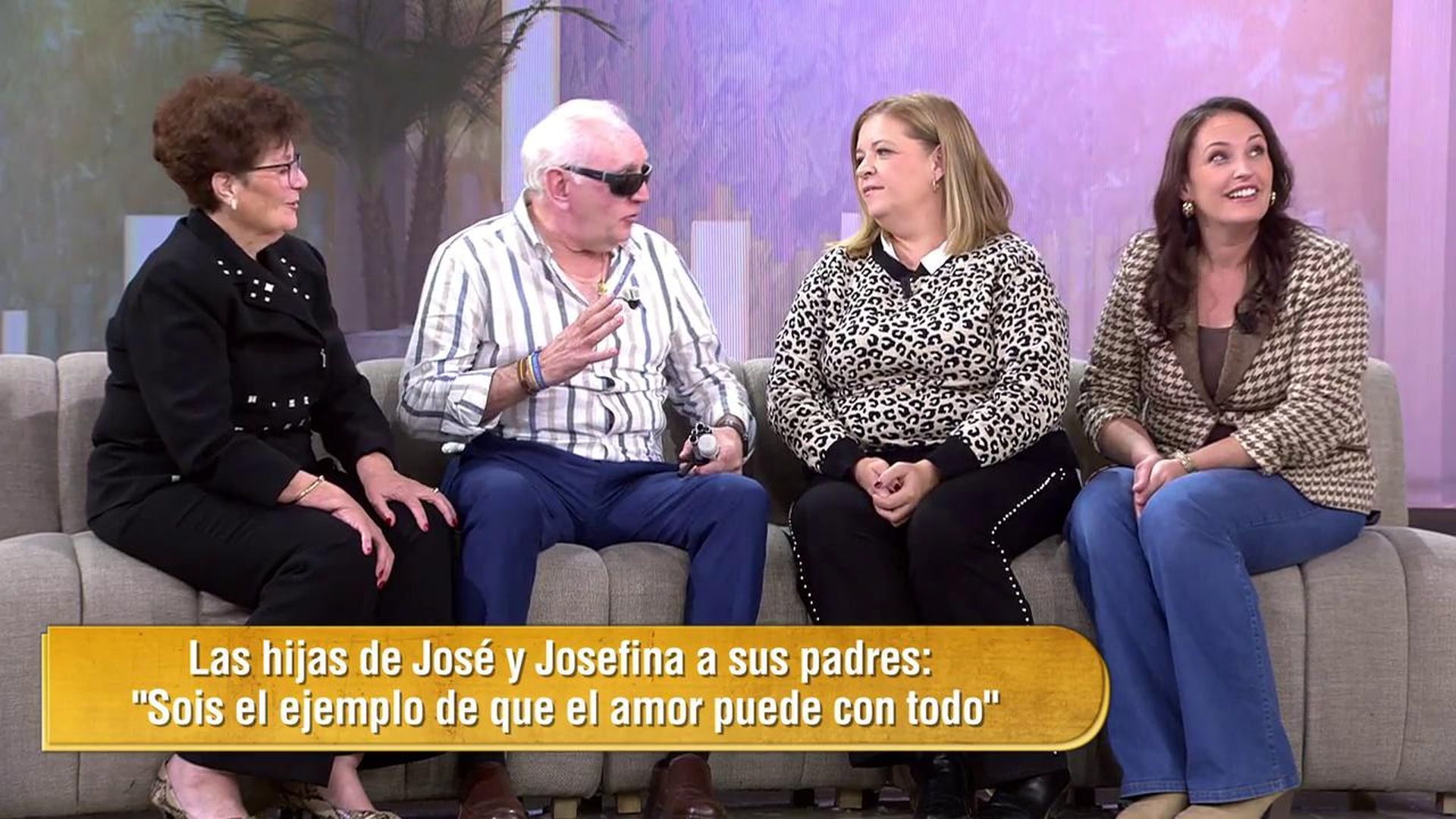 José y Josefina, junto a sus hijas