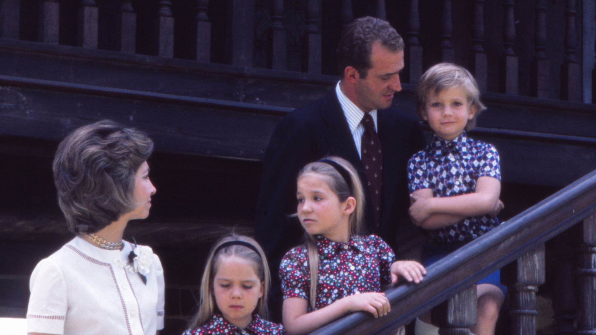 Juan Carlos de Borbon y Sofia de Greece en los jardines de Zarzuela con sus tres hijos