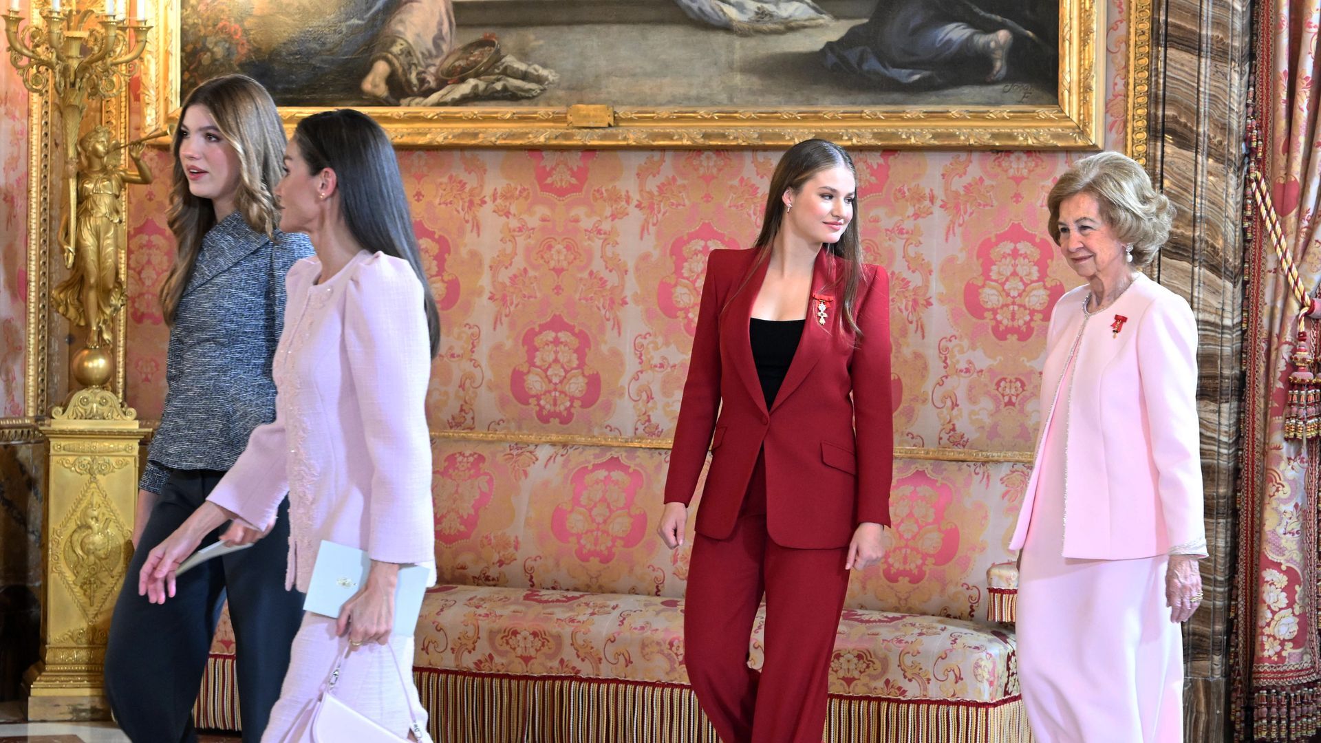 La infanta Sofía, la reina Letizia, la princesa Leonor y la reina emérita Sofía llegando al besamanos en el Palacio Real