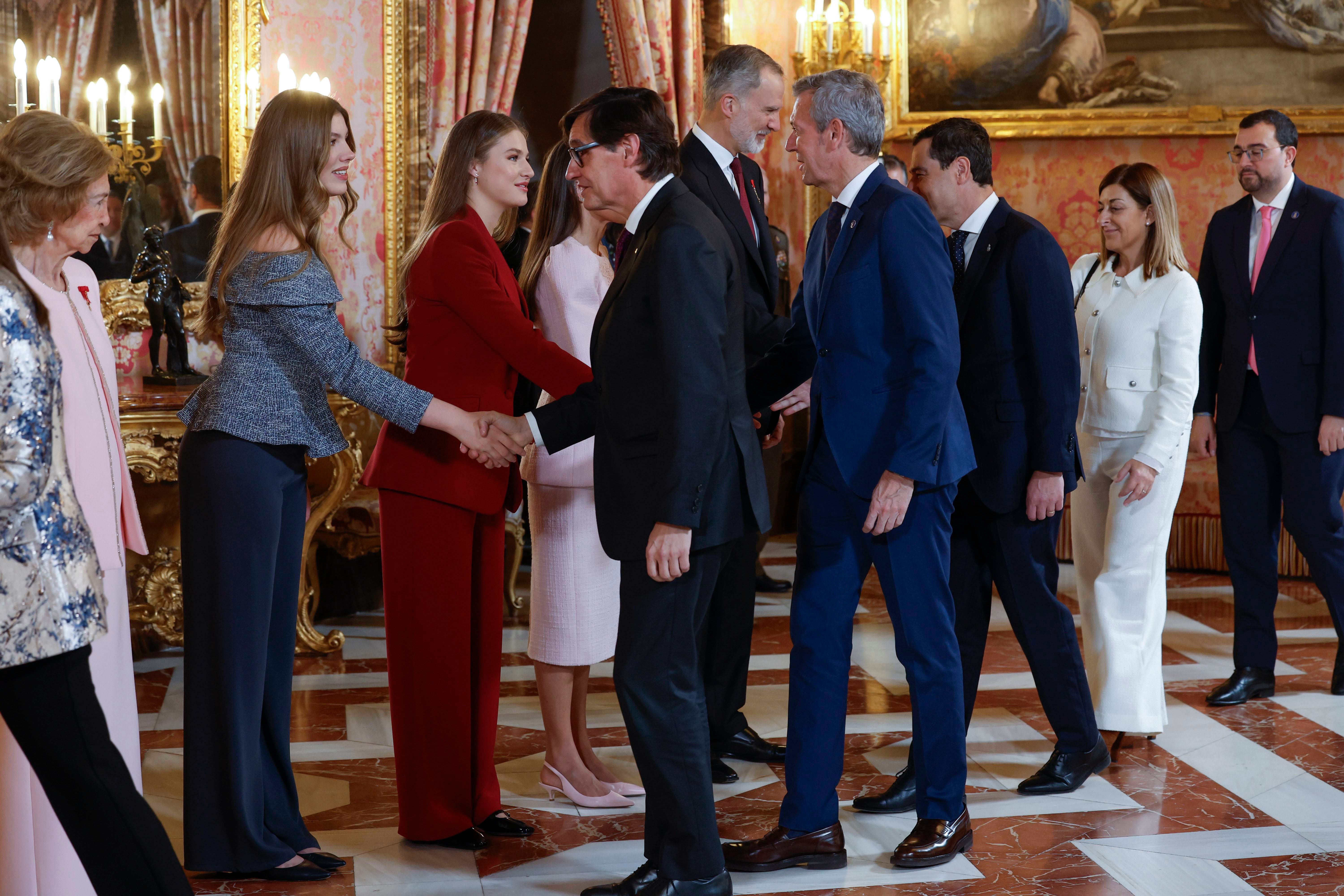 La infanta Sofía, saludando a Salvador Illa