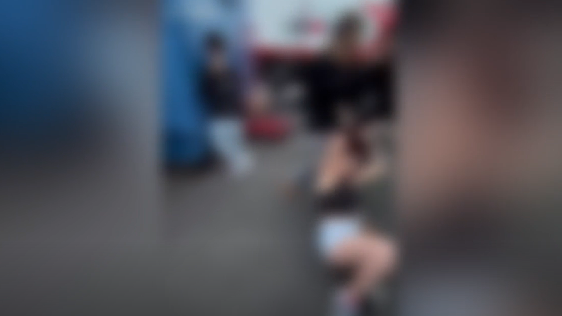 La menor agredida recibe puñetazos, patadas y tirones de pelo