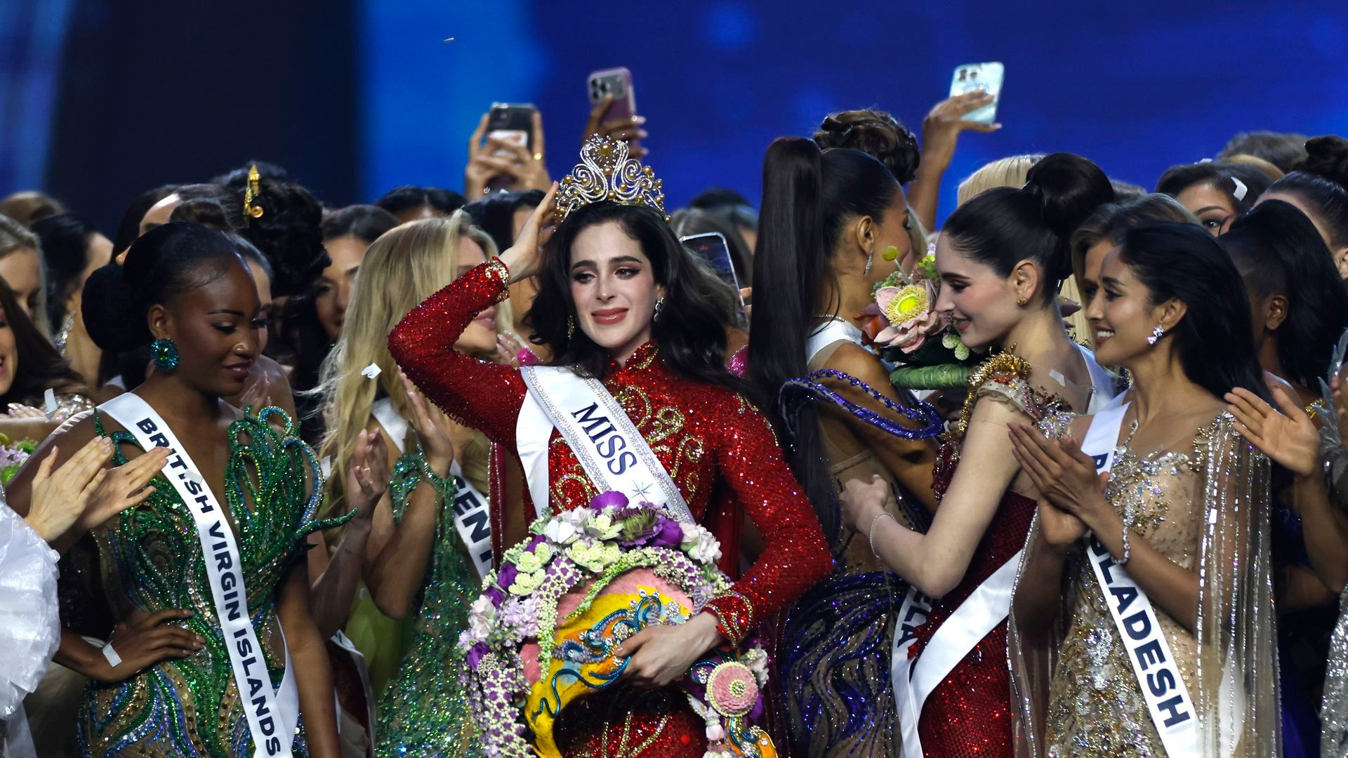La mexicana Fátima Bosch gana el concurso Miss Universo en Tailandia