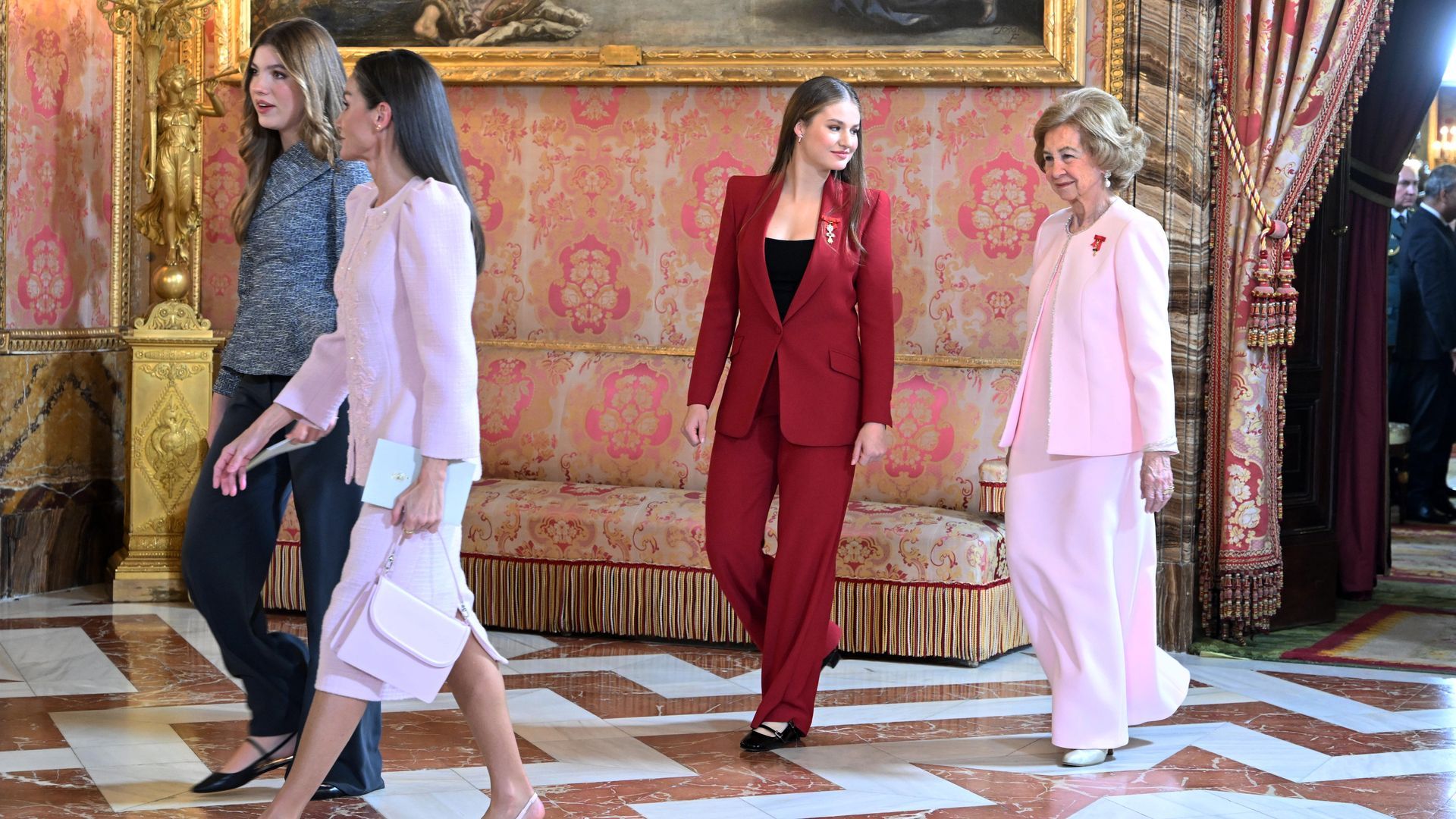 La princesa Leonor, con traje rojo