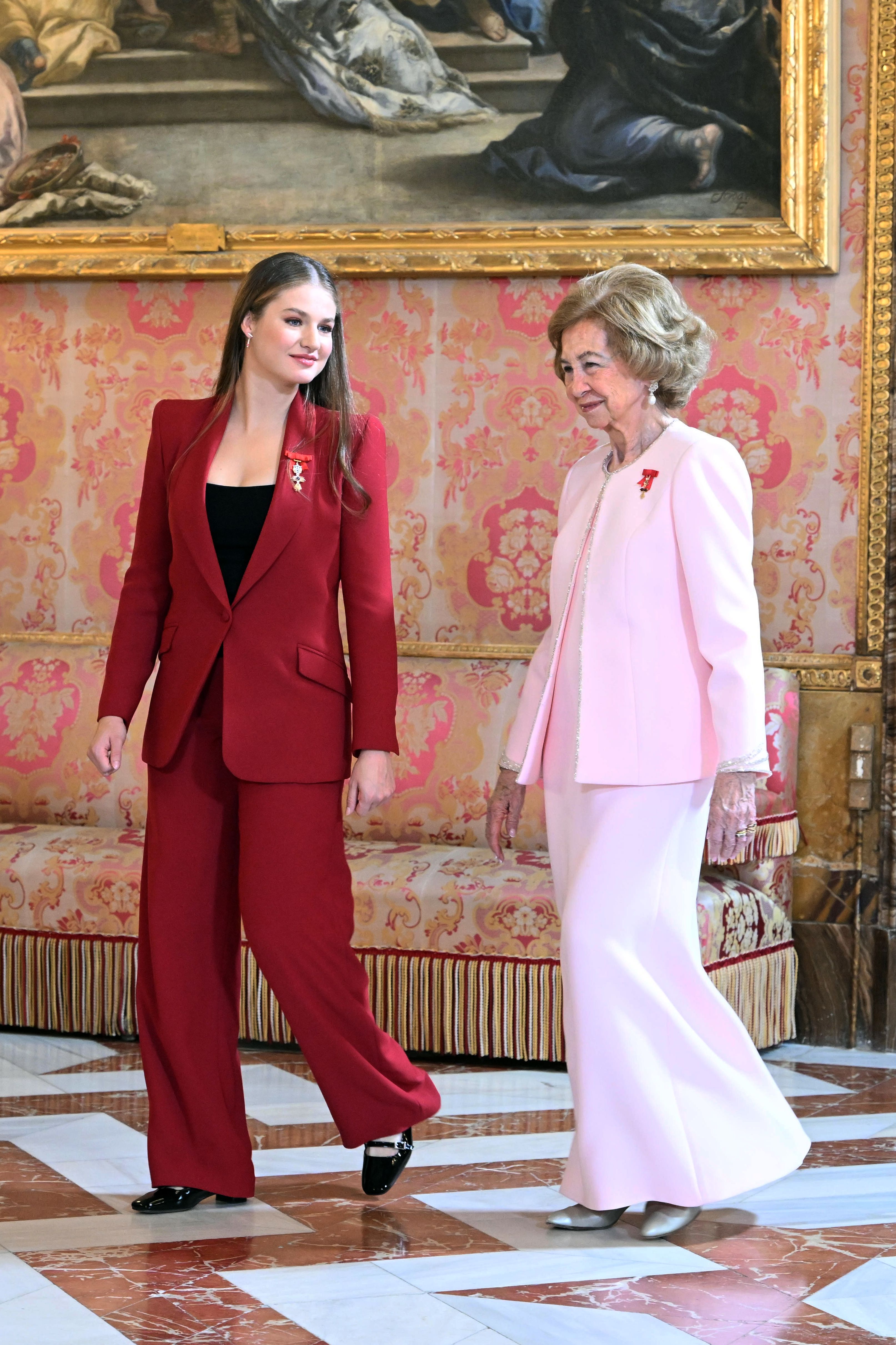 La princesa Leonor, junto a su abuela, doña Letizia, en los Toisón de Oro