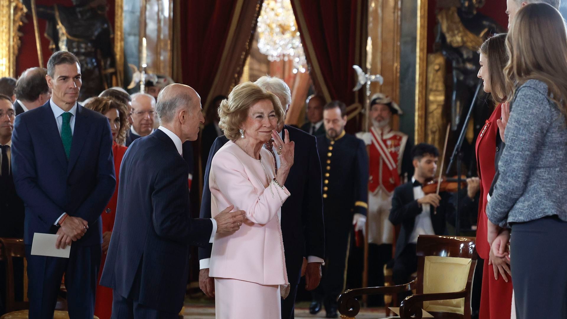 La reina emérita Sofía saludando a la Familia Real antes de recibir el Toisón de Oro