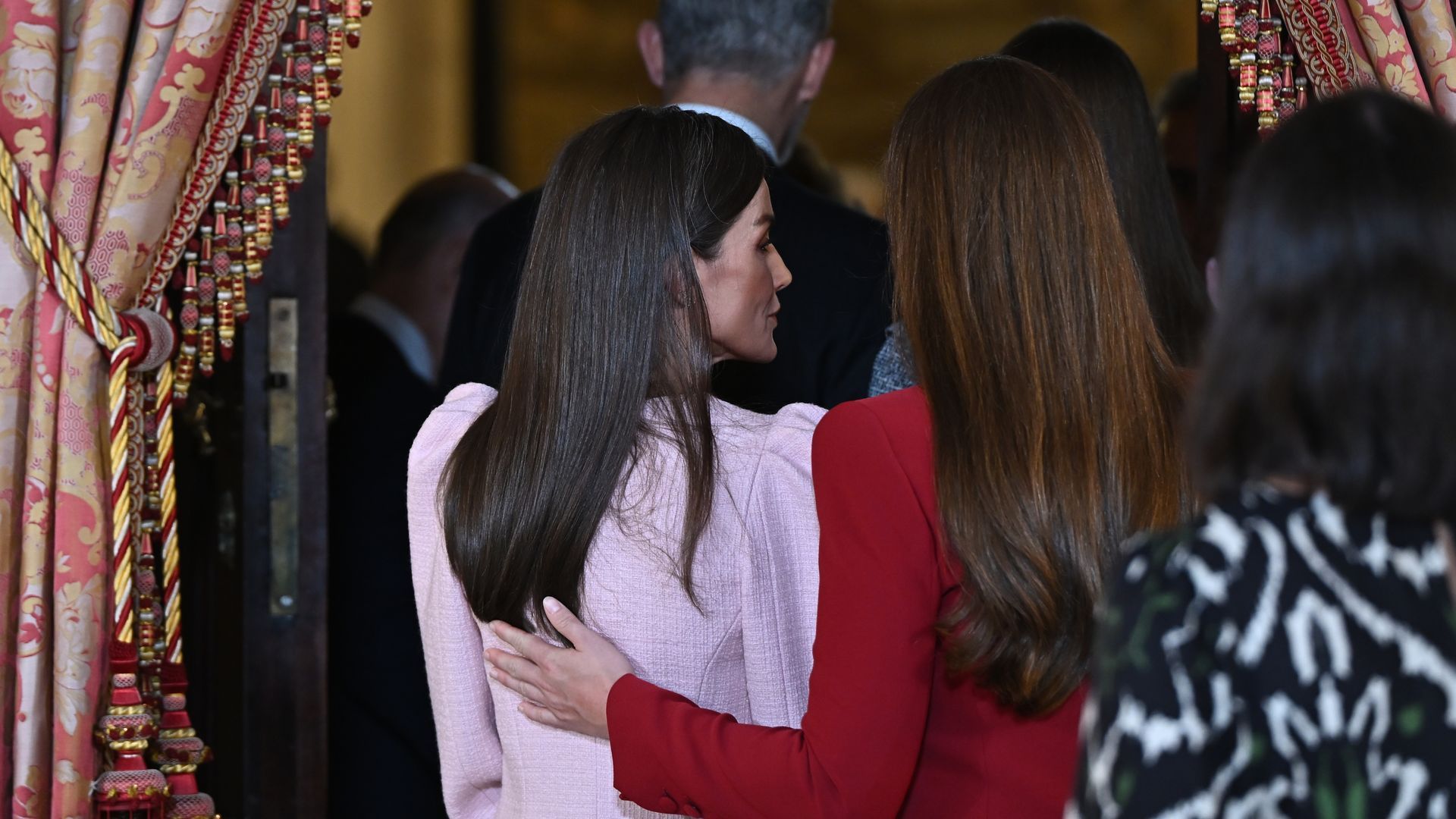 La reina Letizia y la princesa Leonor abandonando el Palacio Real