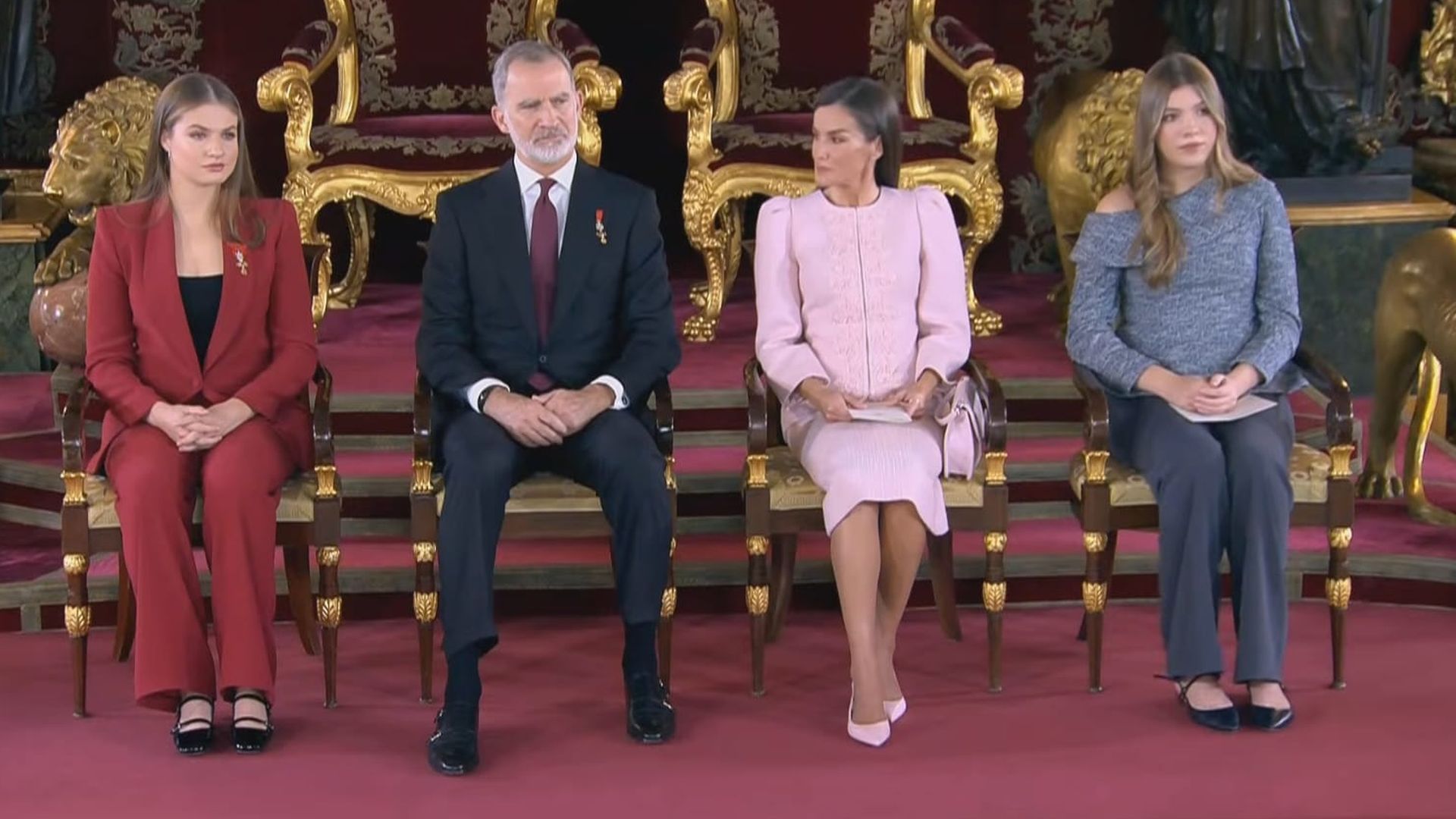 Letizia, pendiente de Leonor durante el discurso de Felipe González