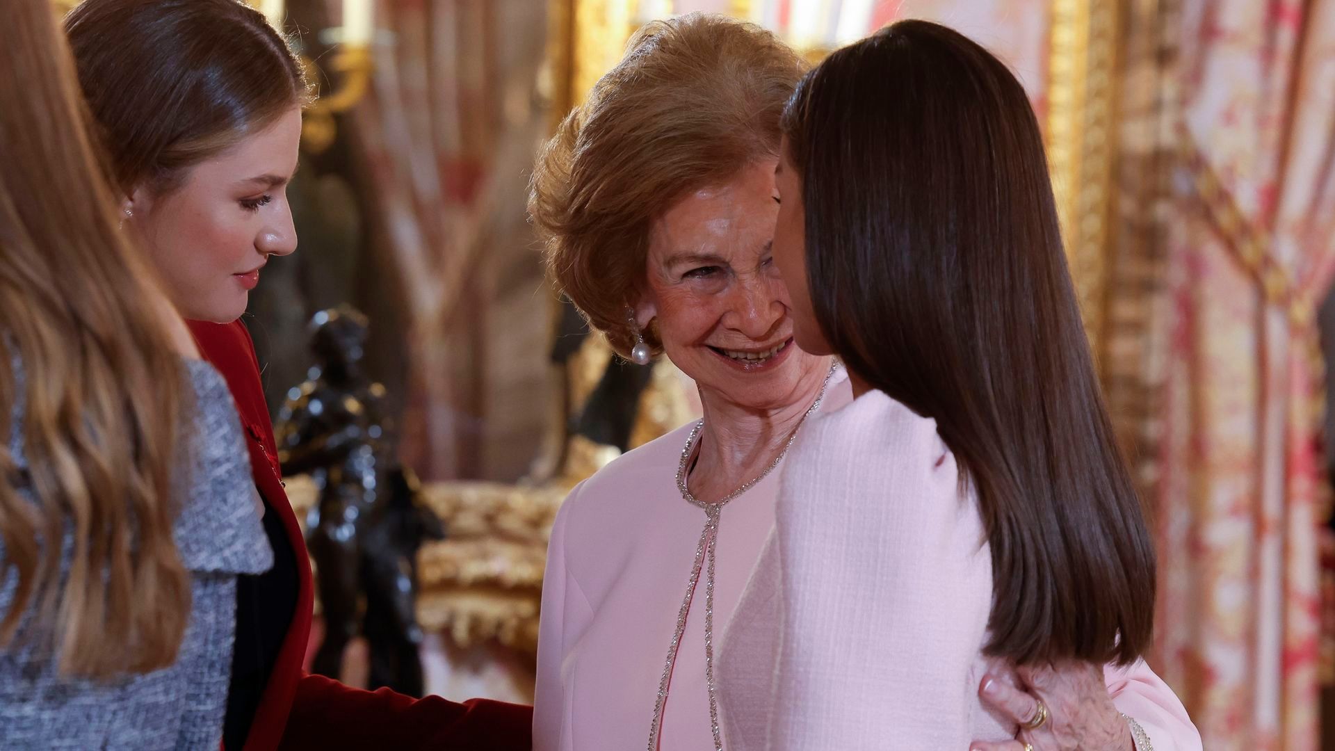 Los gestos cariñosos de la reina emérita y la reina Letizia en el besamanos tras la entrega del Toisón de Oro