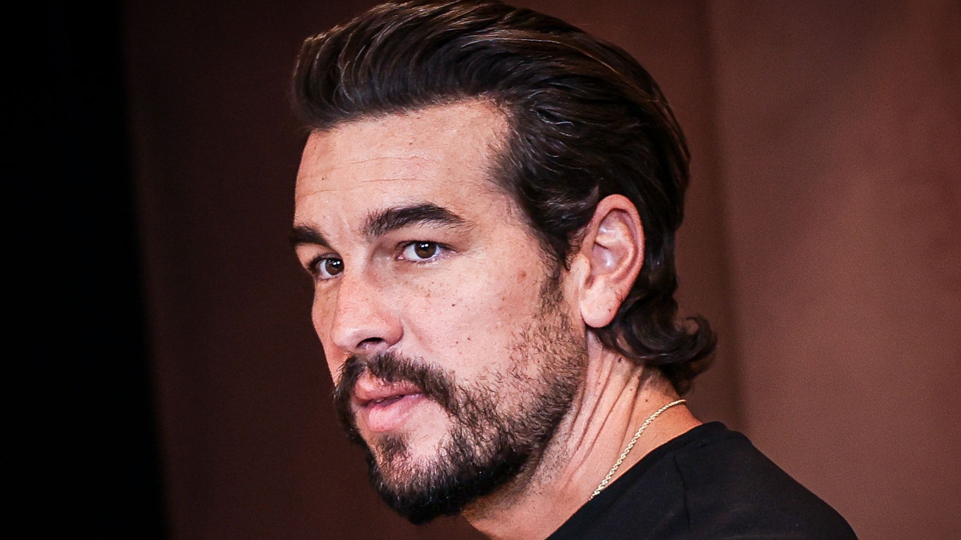 Mario Casas confiesa que volvería a vivir con sus padres: "Se ahorra mucho más"