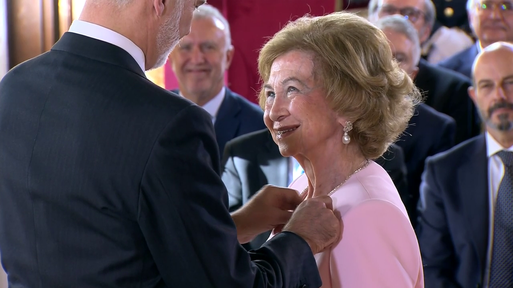 El rey Felipe emociona a la reina Sofía al entregarle el Toisón de Oro: "Ha apoyado con convicción al rey Juan Carlos, mi padre"