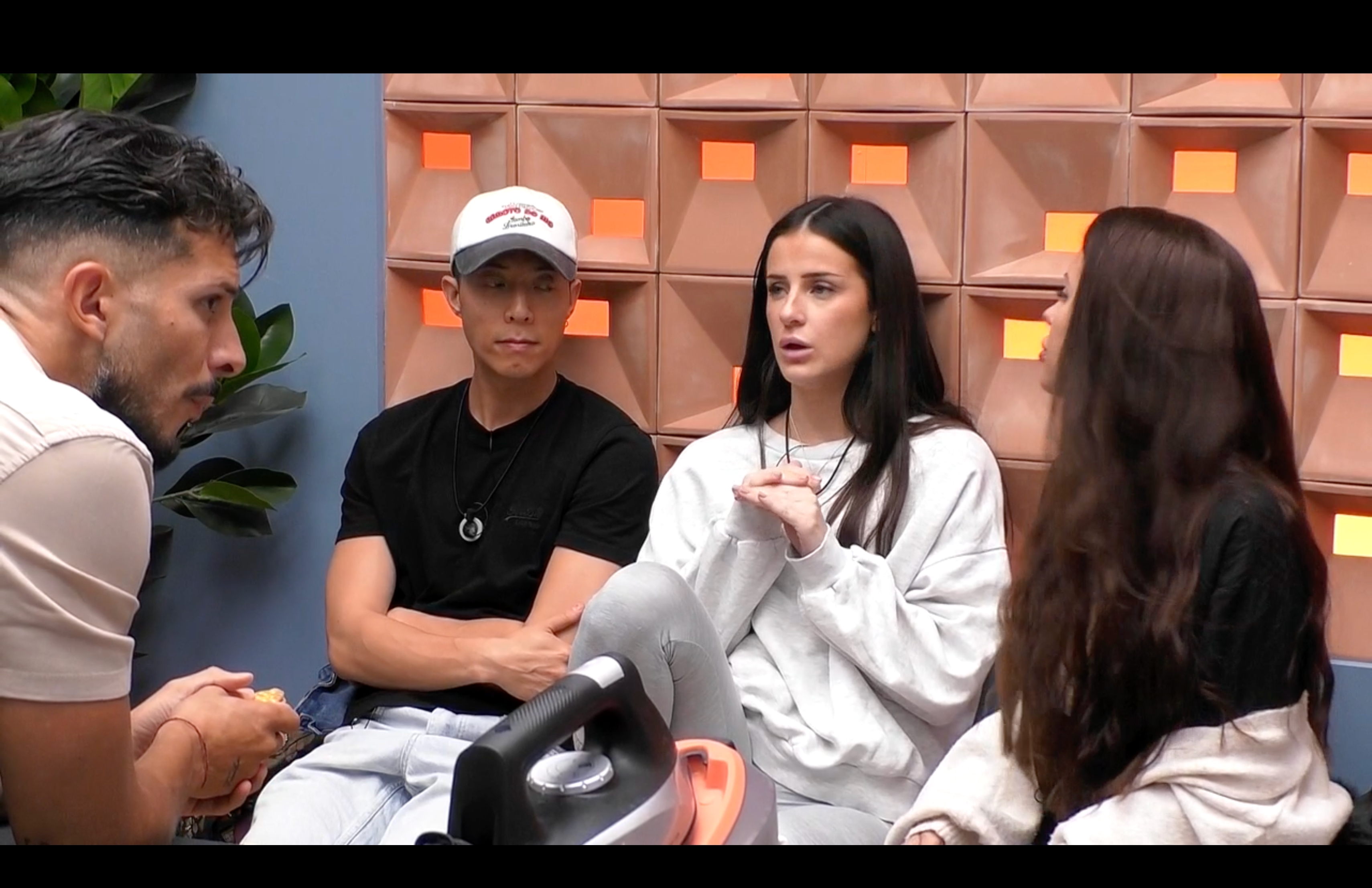 CRISTIAN, JOON, LORENA Y PATRICIA EN LA LAVANDERÍA