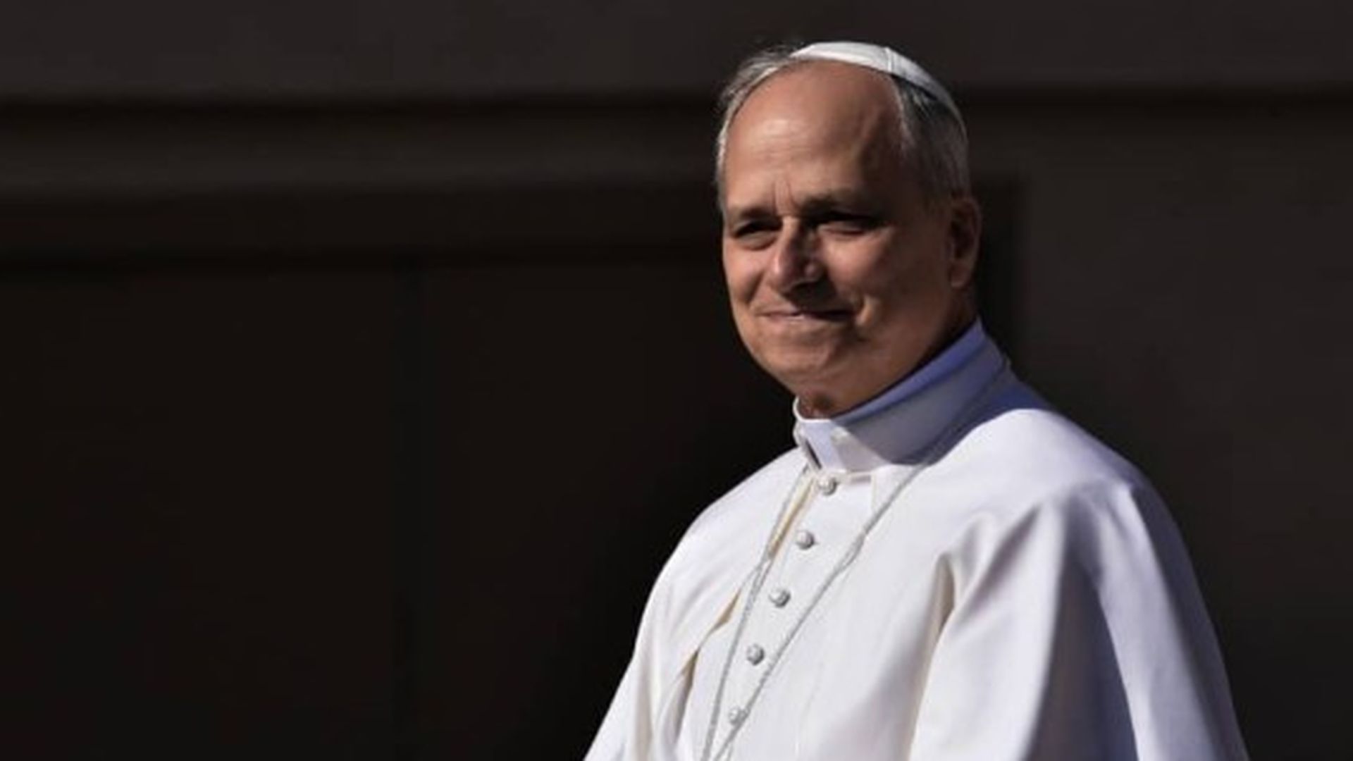 El papa León XIV sorprende a los asistentes a una 'rave' con el cura DJ en Košice, Eslovaquia