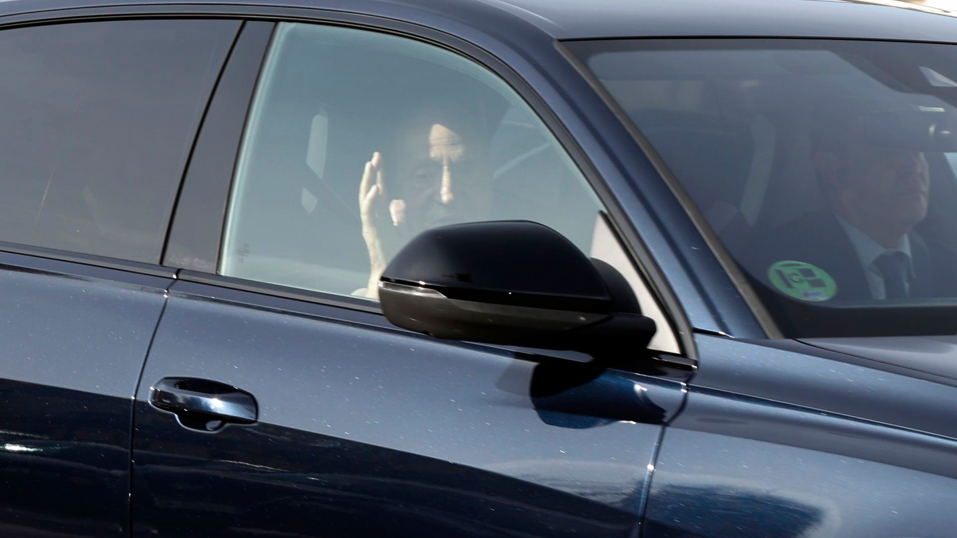 El rey Juan Carlos I llega al Palacio de El Pardo para celebrar en familia el 50 aniversario de su proclamación El rey Juan Carlos I llega al Palacio de El Pardo para celebrar en familia el 50 aniversario de su proclamación