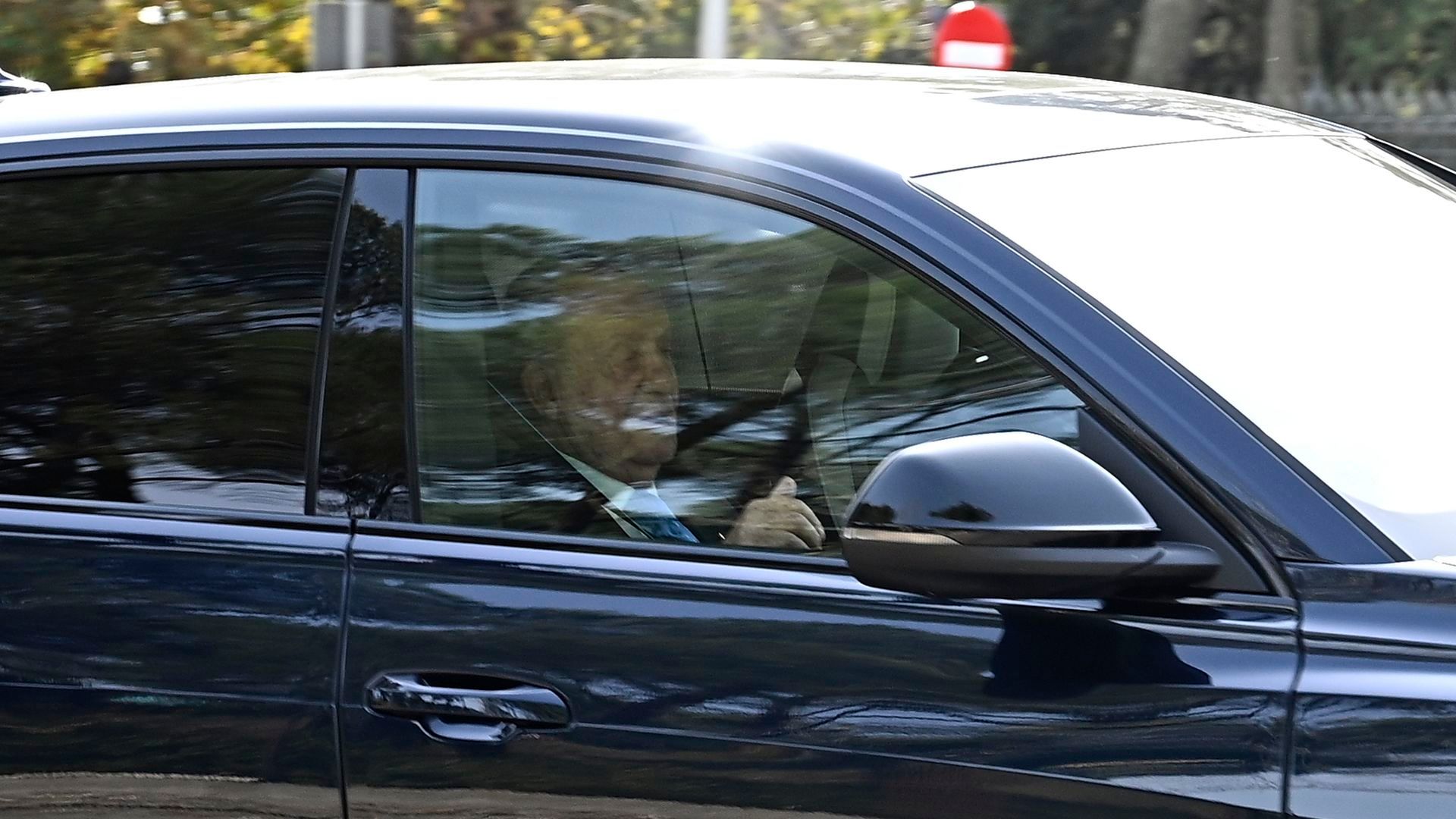 El rey Juan Carlos llega al Palacio de El Pardo para el almuerzo por los 50 años de su proclamación